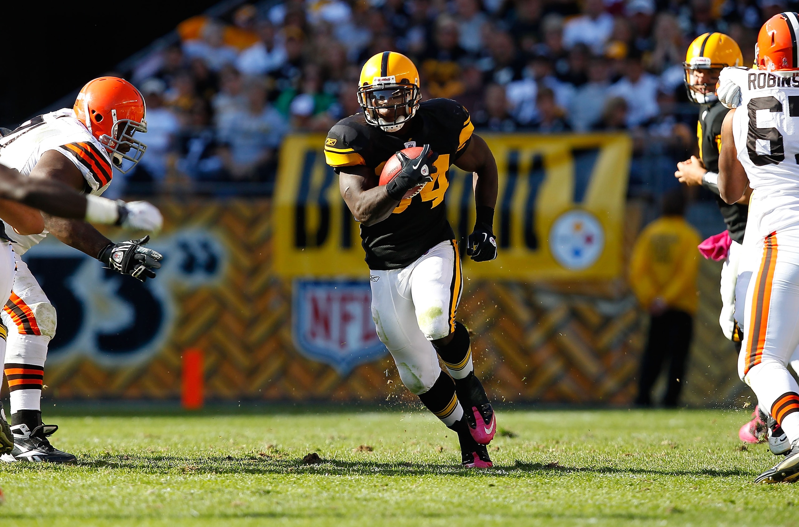 PITTSBURGH - OCTOBER 17:  Rashard Mendenhall #34 of the Pittsburgh Steelers runs through the Cleveland Browns defense during the game on October 17, 2010 at Heinz Field in Pittsburgh, Pennsylvania.  (Photo by Jared Wickerham/Getty Images)