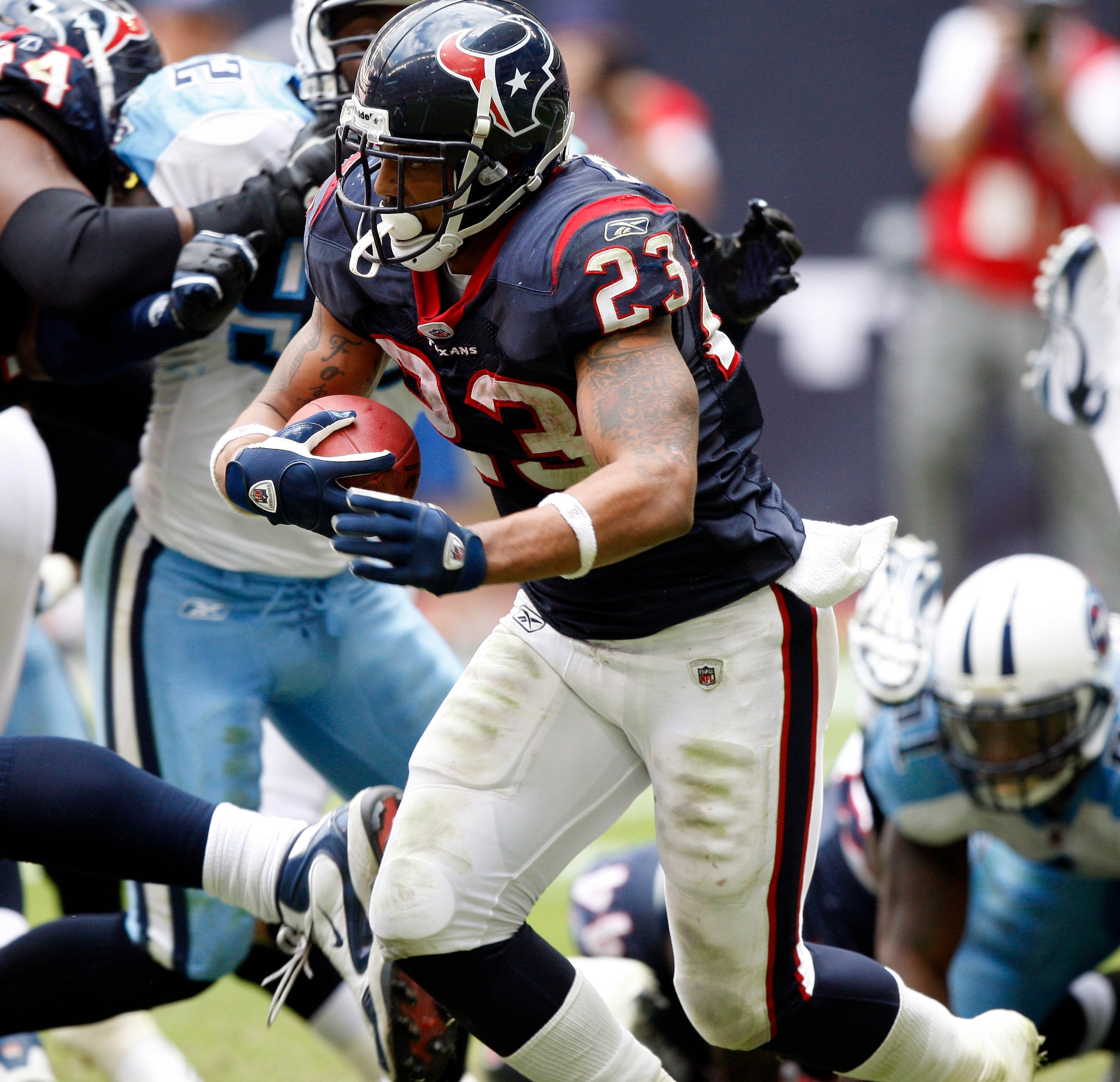 HOUSTON - NOVEMBER 28: Running back Arian Foster #23 rushes against the Tennessee Titans at Reliant Stadium on November 28, 2010 in Houston, Texas. (Photo by Bob Levey/Getty Images) HOUSTON - NOVEMBER 28: Running back Arian Foster #23 rushes against the Tennessee Titans at Reliant Stadium on November 28, 2010 in Houston, Texas. (Photo by Bob Levey/Getty Images)