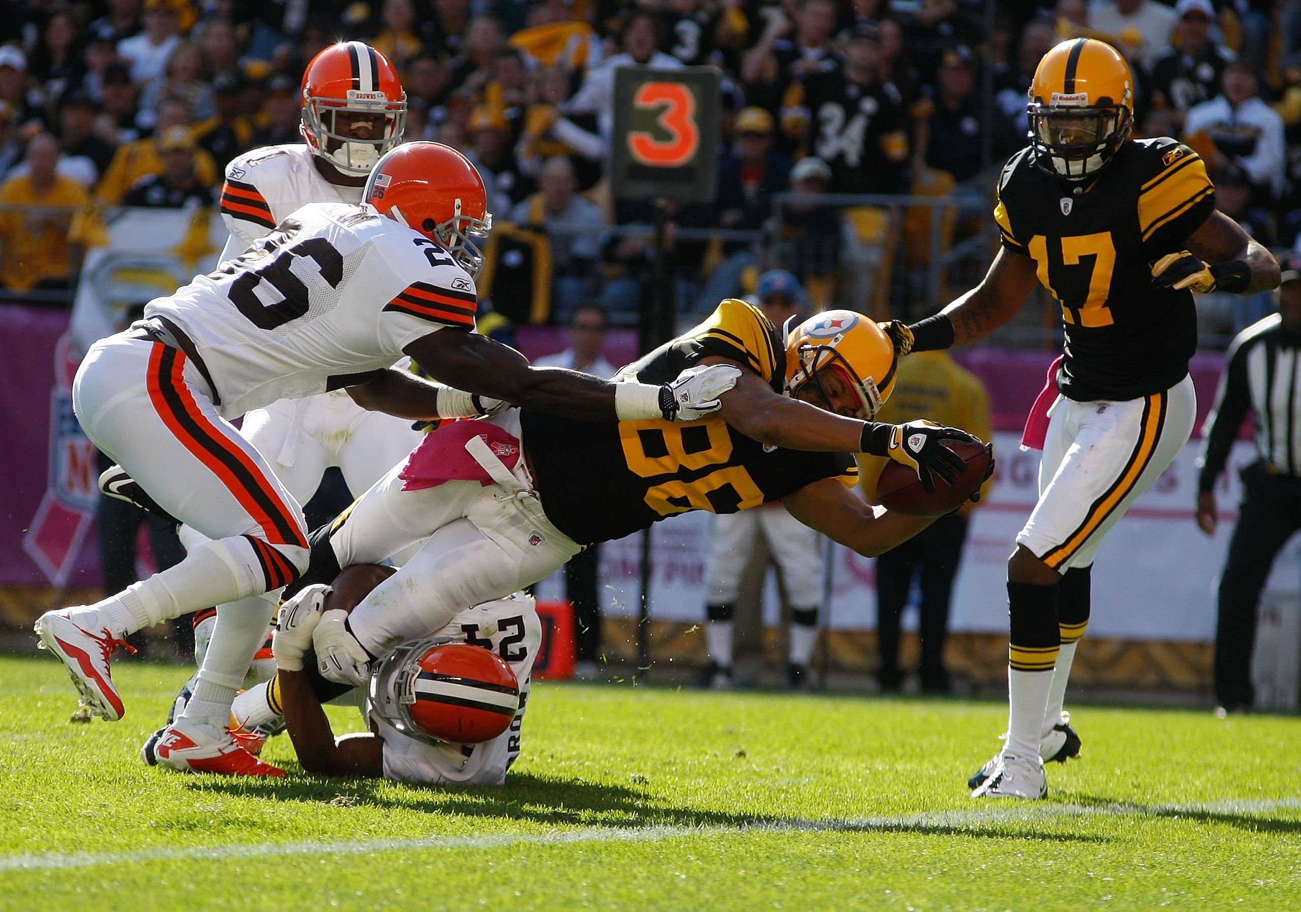 PITTSBURGH - OCTOBER 17:  Hines Ward #86 of the Pittsburgh Steelers dives in for a touchdown in front of Abram Elam #26 of the Cleveland Browns during the game on October 17, 2010 at Heinz Field in Pittsburgh, Pennsylvania.  (Photo by Jared Wickerham/Gett