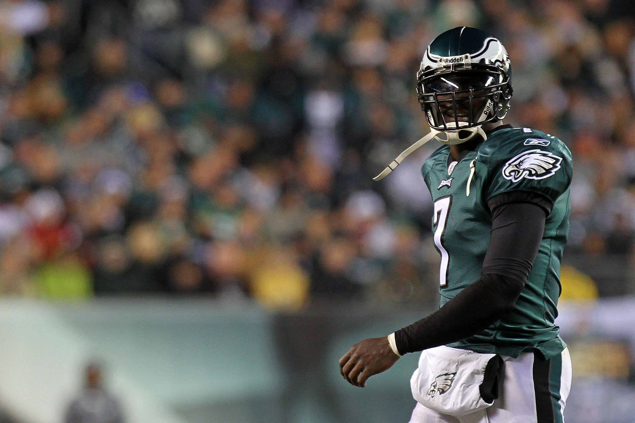 PHILADELPHIA - NOVEMBER 21:  Michael Vick #7 of the Philadelphia Eagles looks on against the New York Giants at Lincoln Financial Field on November 21, 2010 in Philadelphia, Pennsylvania.  (Photo by Nick Laham/Getty Images)