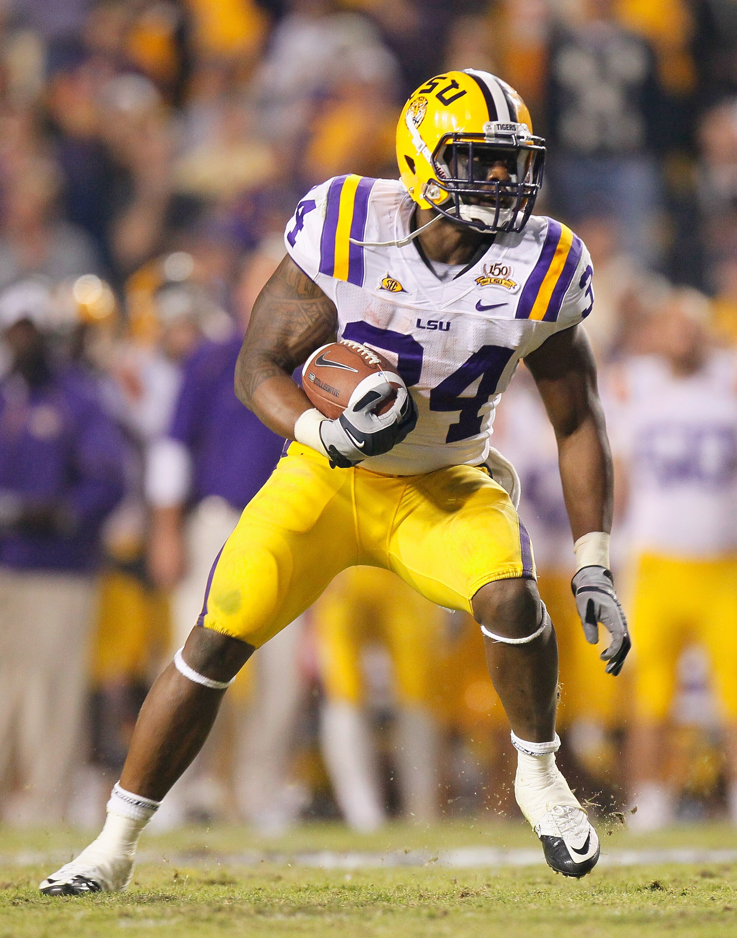 BATON ROUGE, LA - NOVEMBER 20:  Stevan Ridley #34 of the Louisiana State University Tigers looks to rush upfield against the Ole Miss Rebels at Tiger Stadium on November 20, 2010 in Baton Rouge, Louisiana.  (Photo by Kevin C. Cox/Getty Images)