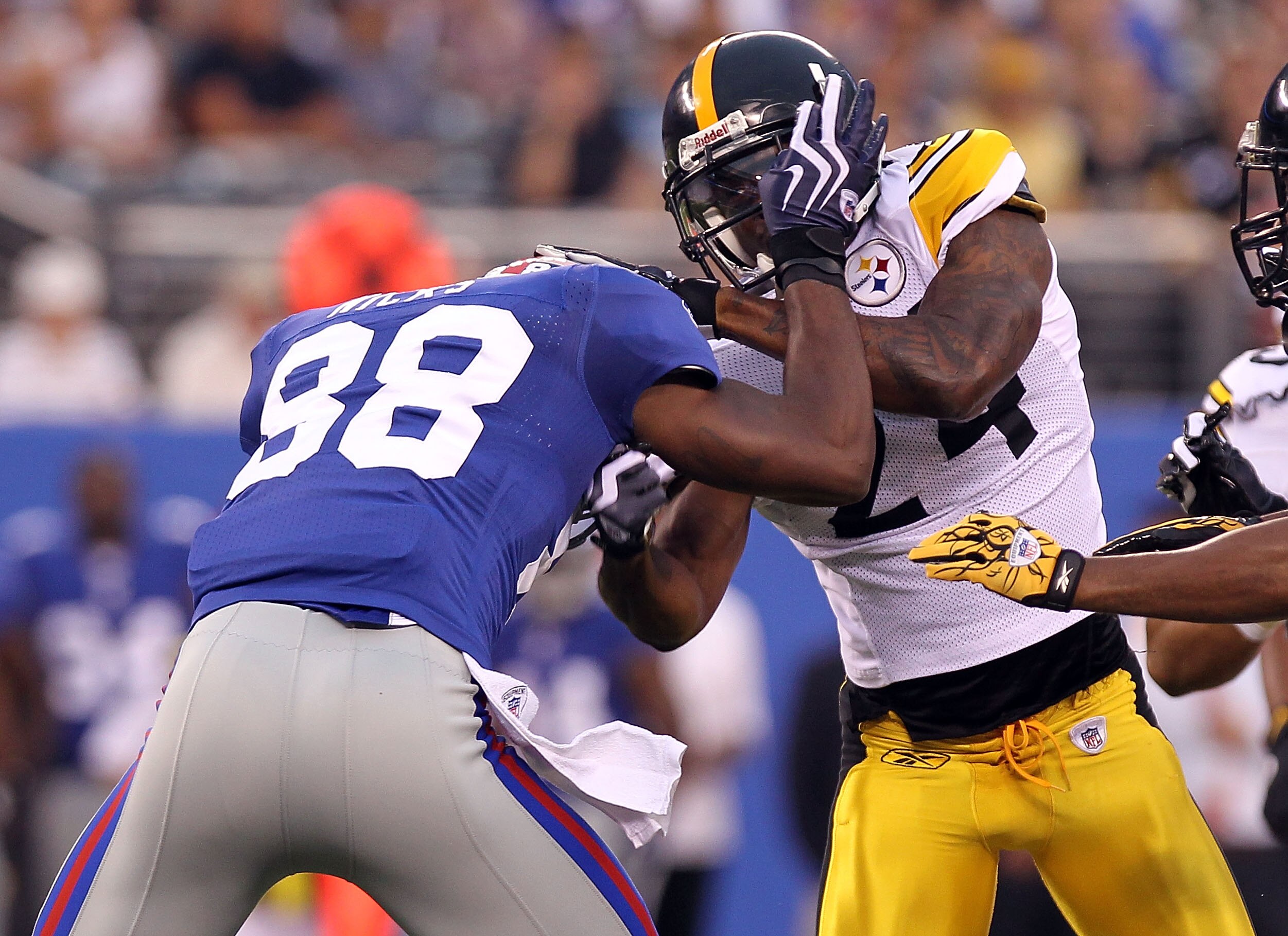 EAST RUTHERFORD, NJ - AUGUST 21: Hakeem Nicks #88 of the New York Giants fights with Ike Taylor #24 of the Pittsburgh Steelers resulting in them both being ejected from the game during their preseason game at New Meadowlands Stadium on August 21, 2010 in