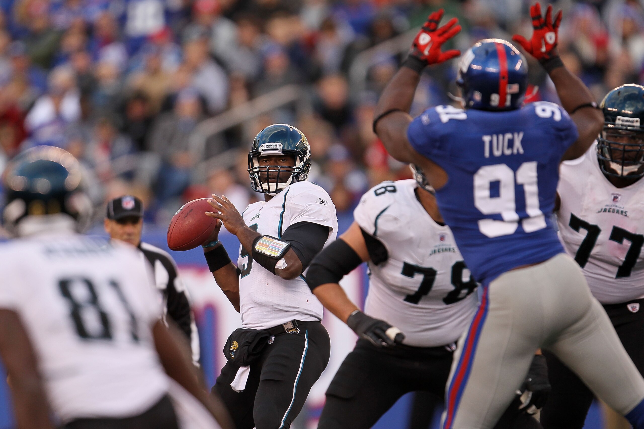 EAST RUTHERFORD, NJ - NOVEMBER 28:  David Garrard #9 of the Jacksonville Jaguars looks to pass against the New York Giants at New Meadowlands Stadium on November 28, 2010 in East Rutherford, New Jersey.  (Photo by Chris McGrath/Getty Images)