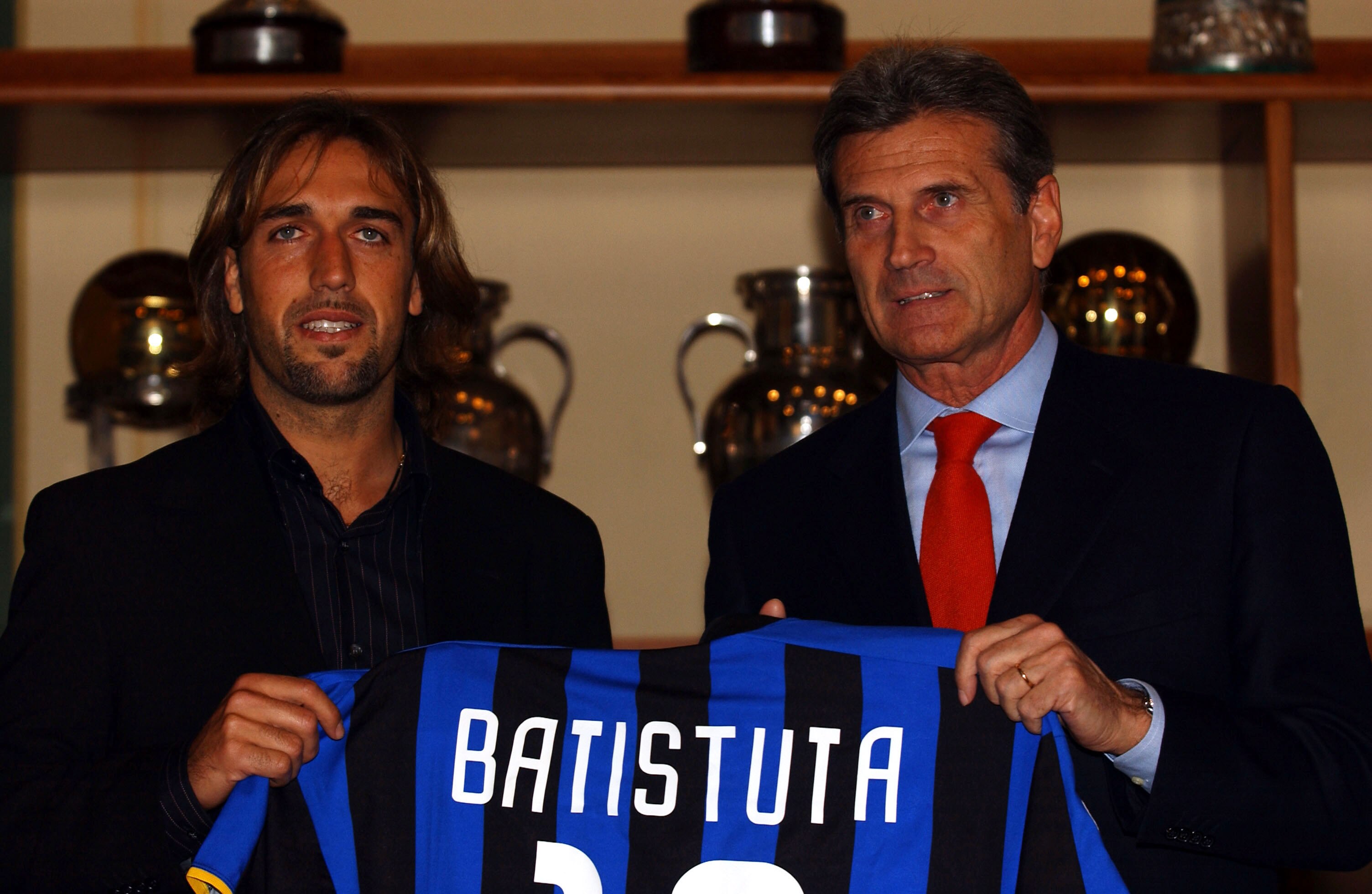 MILAN - JANUARY 21:  Inter Milan Vice President Giacinto Facchetti presents new signing Gabriel Batistuta to the media during a press conference at the Inter Milan Club Headquarters, Via Durini, Milan, Italy on January 21, 2003.  (Photo by Grazia Nerii/Ge