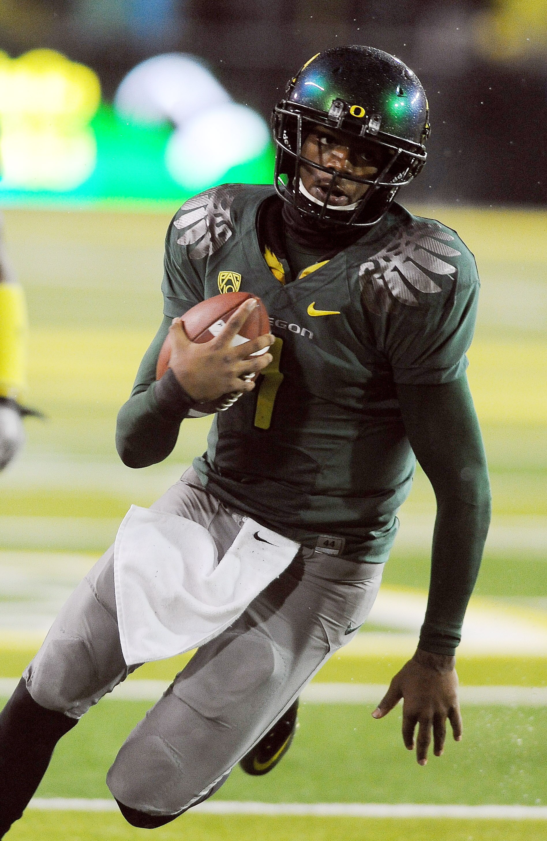 EUGENE, OR - NOVEMBER 26: Quarterback Darron Thomas #1 of the Oregon Ducks runs for the end zone and a touchdown in the first quarter of the game against the Arizona Wildcats at Autzen Stadium on November 26, 2010 in Eugene, Oregon.The Ducks won the game 