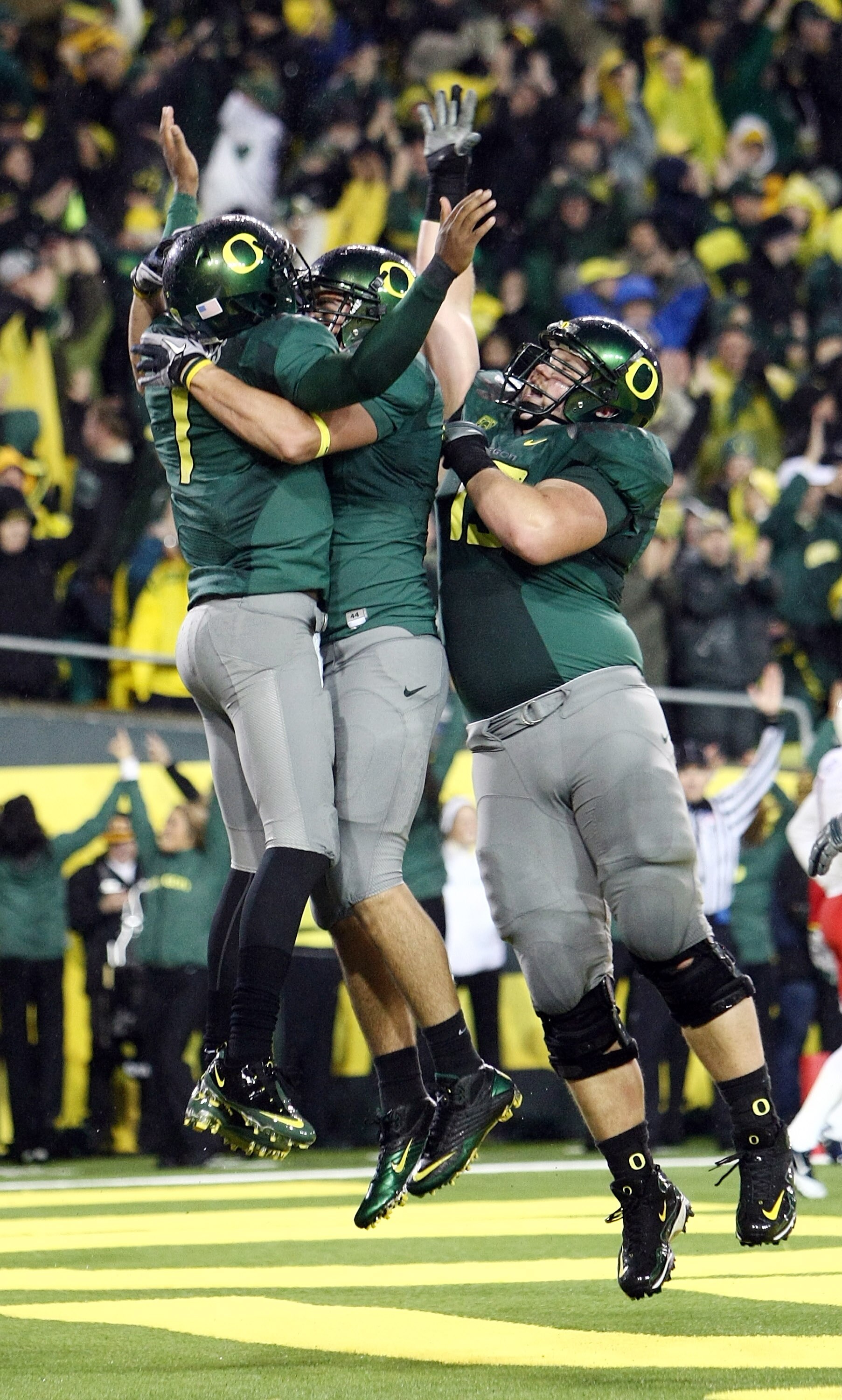 EUGENE, OR - NOVEMBER 26:  Quarterback Darron Thomas #1 of the Oregon Ducks celebrates scoring a toucdown in the 3rd quarter against the Arizona Wildcats on November 26, 2010 at the Autzen Stadium in Eugene, Oregon.  (Photo by Jonathan Ferrey/Getty Images