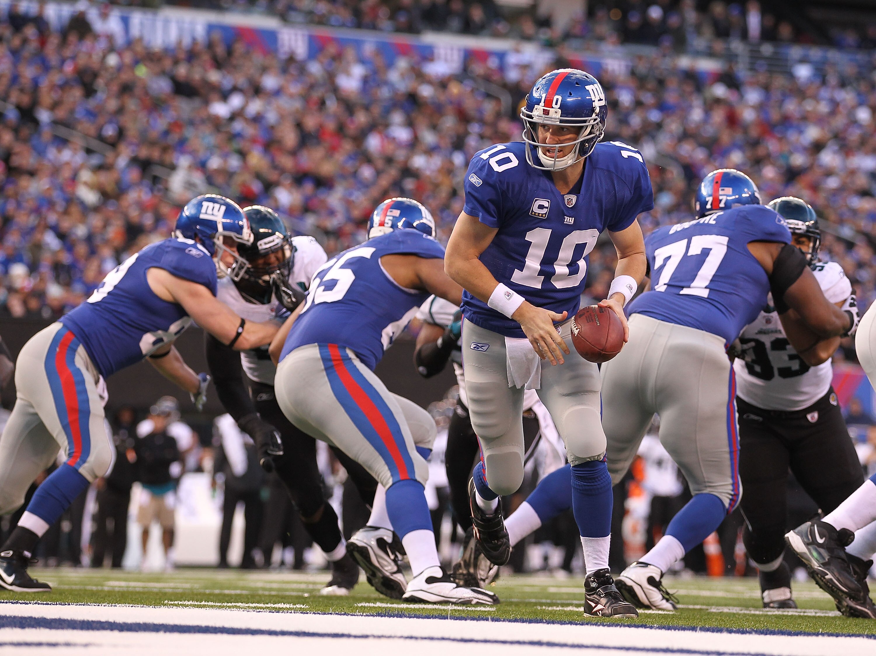 EAST RUTHERFORD, NJ - NOVEMBER 28:  Eli Manning #10 of the New York Giants in action against the Jacksonville Jaguars during their game on November 28, 2010 at The New Meadowlands Stadium in East Rutherford, New Jersey.  (Photo by Al Bello/Getty Images)
