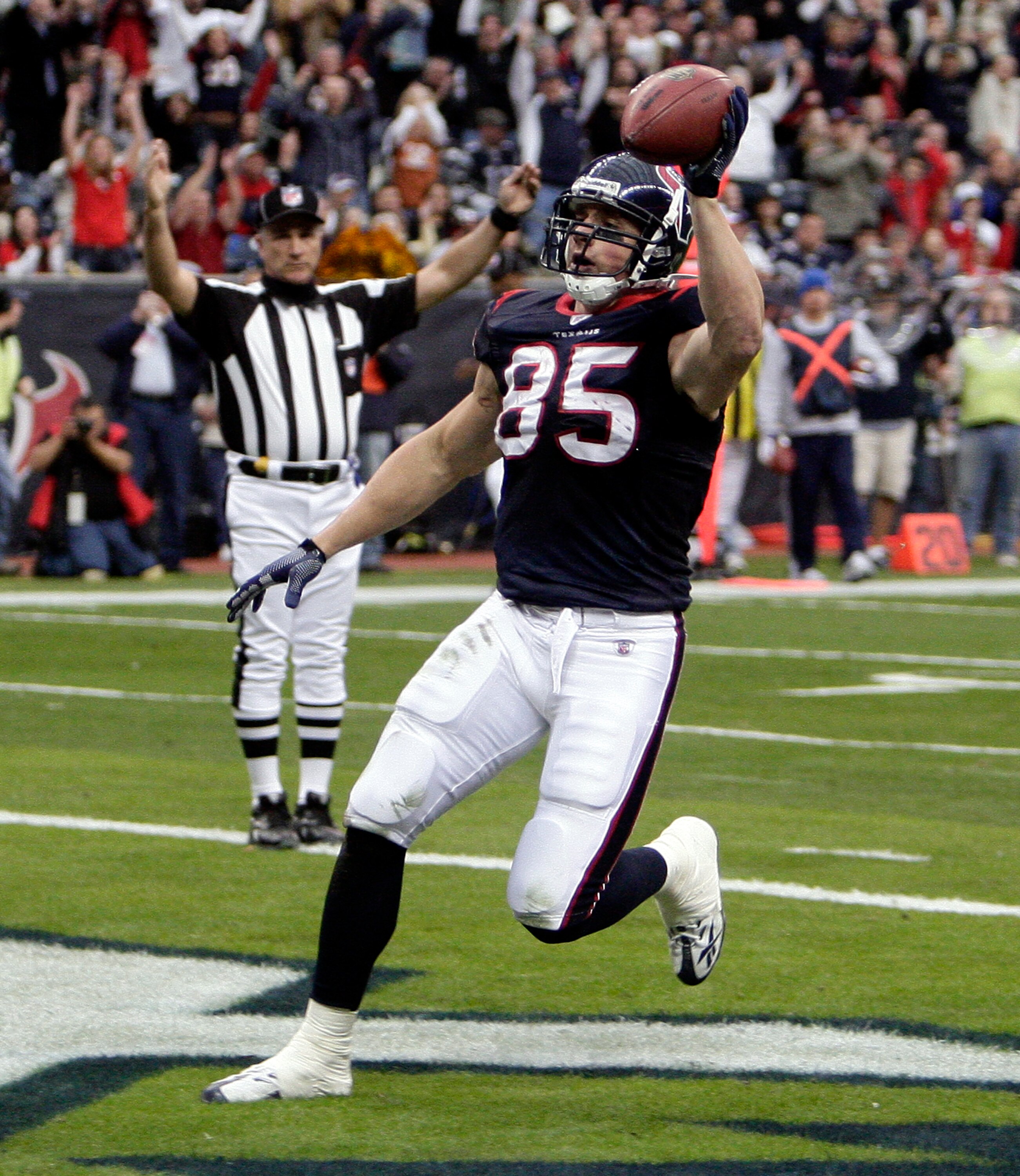 HOUSTON - JANUARY 03:  Tight-end Joel Dreessen #85 of the Houston Texans scores in the first quarter against the New  England Patriots at Reliant Stadium on January 3, 2010 in Houston, Texas.  (Photo by Bob Levey/Getty Images)