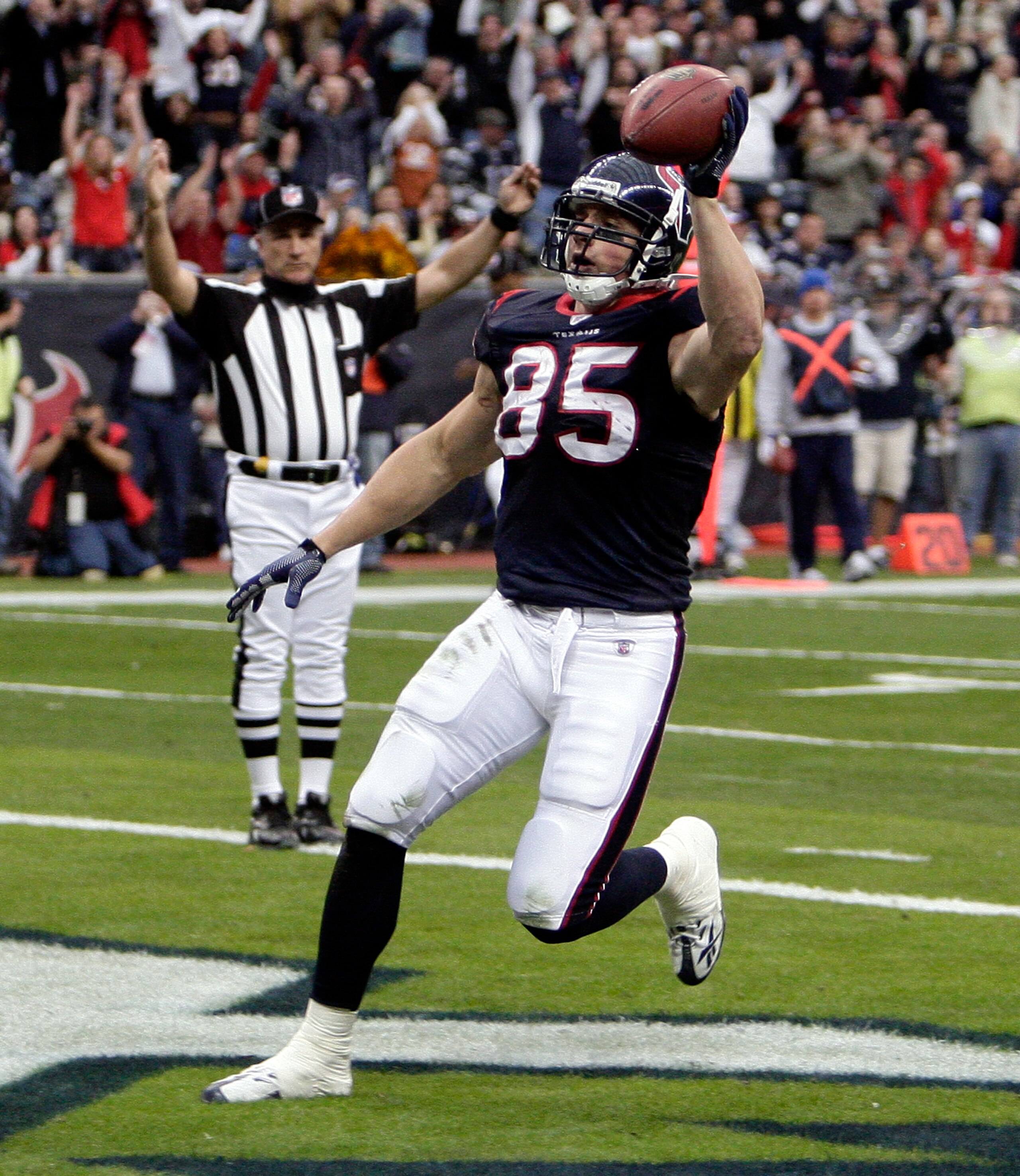HOUSTON - JANUARY 03:  Tight-end Joel Dreessen #85 of the Houston Texans scores in the first quarter against the New  England Patriots at Reliant Stadium on January 3, 2010 in Houston, Texas.  (Photo by Bob Levey/Getty Images)