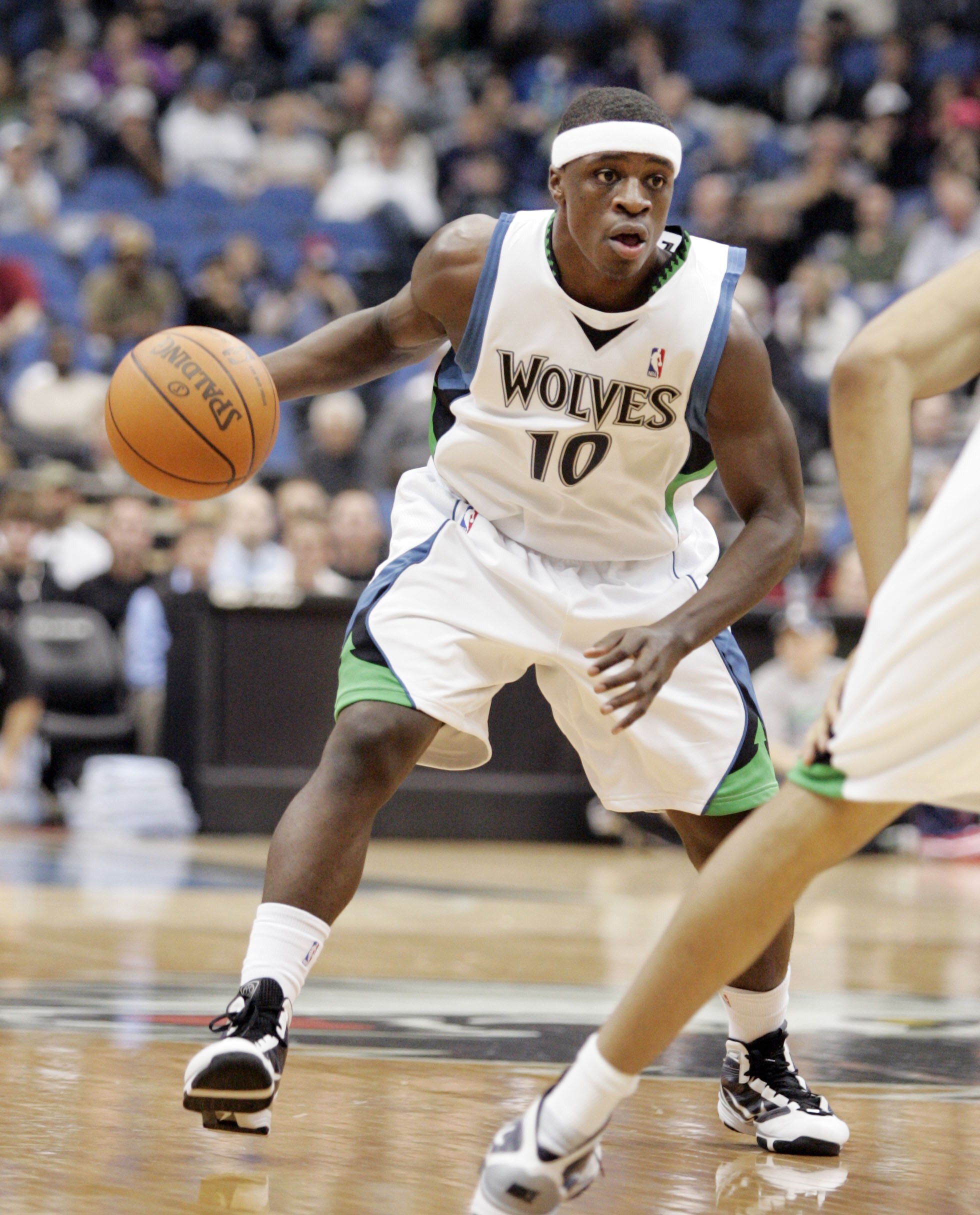 MINNEAPOLIS - OCTOBER 28: Jonny Flynn #10 of the Minnesota Timberwolves brings the ball up court against the New Jersey Nets at the Target Center on October 28, 2009 in Minneapolis, Minnesota. The Timberwolves defeated the Nets 95-93. NOTE TO USER: User e