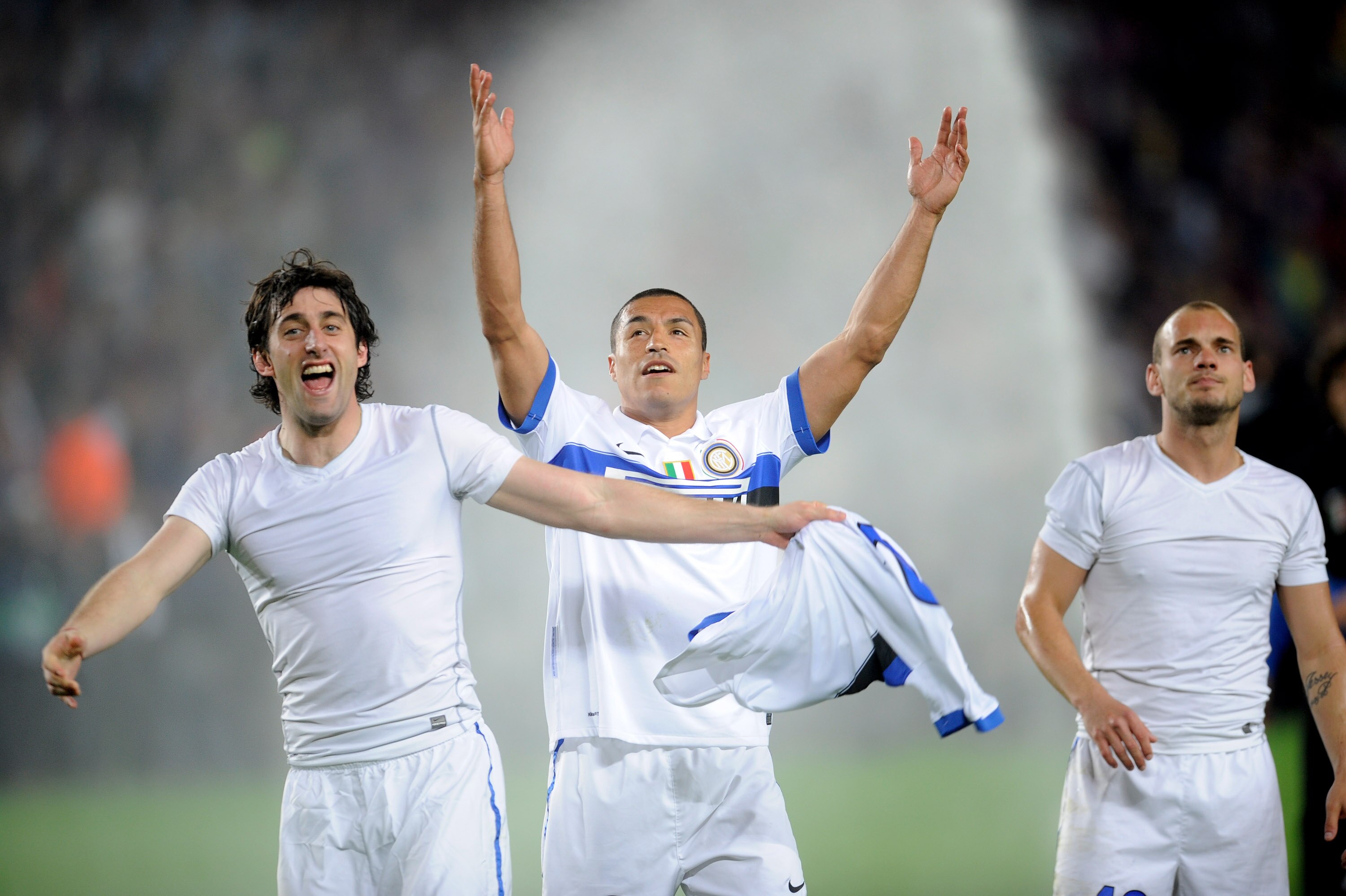 BARCELONA, SPAIN - APRIL 28: Diego Milito (L) of Inter Milan celebrates on the final whistle with team mates Ivan Cordoba (C) and Wesley Sneijder during the UEFA Champions League Semi Final Second Leg match between Barcelona and Inter Milan at Camp Nou on