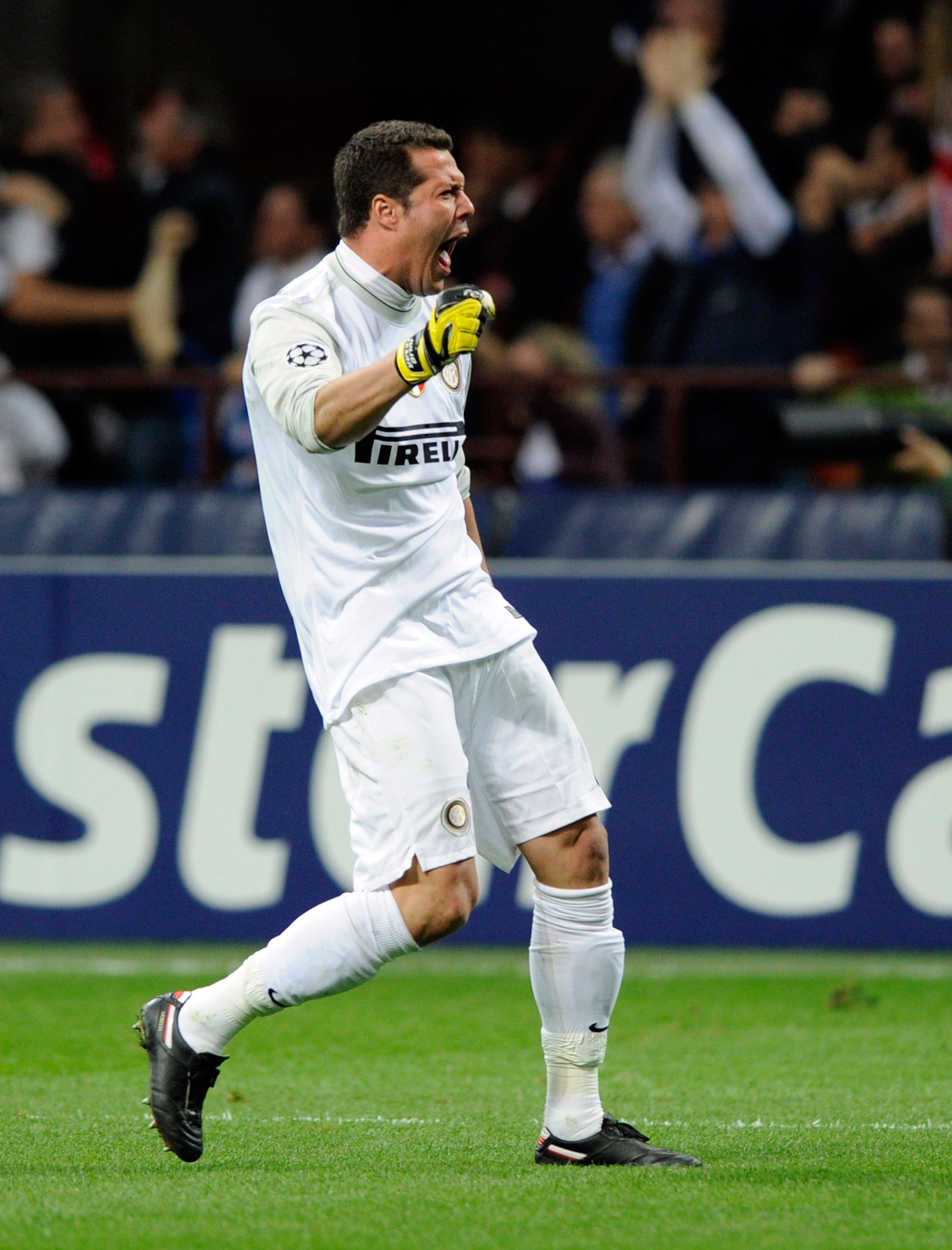 MILAN, ITALY - APRIL 20:  Goalkeeper Julio Cesar of Inter Milan celebrates his team's 3:1 goal during the UEFA Champions League Semi Final First Leg match between Inter Milan and Barcelona at Giuseppe Meazza Stadium on April 20, 2010 in Milan, Italy.  (Ph
