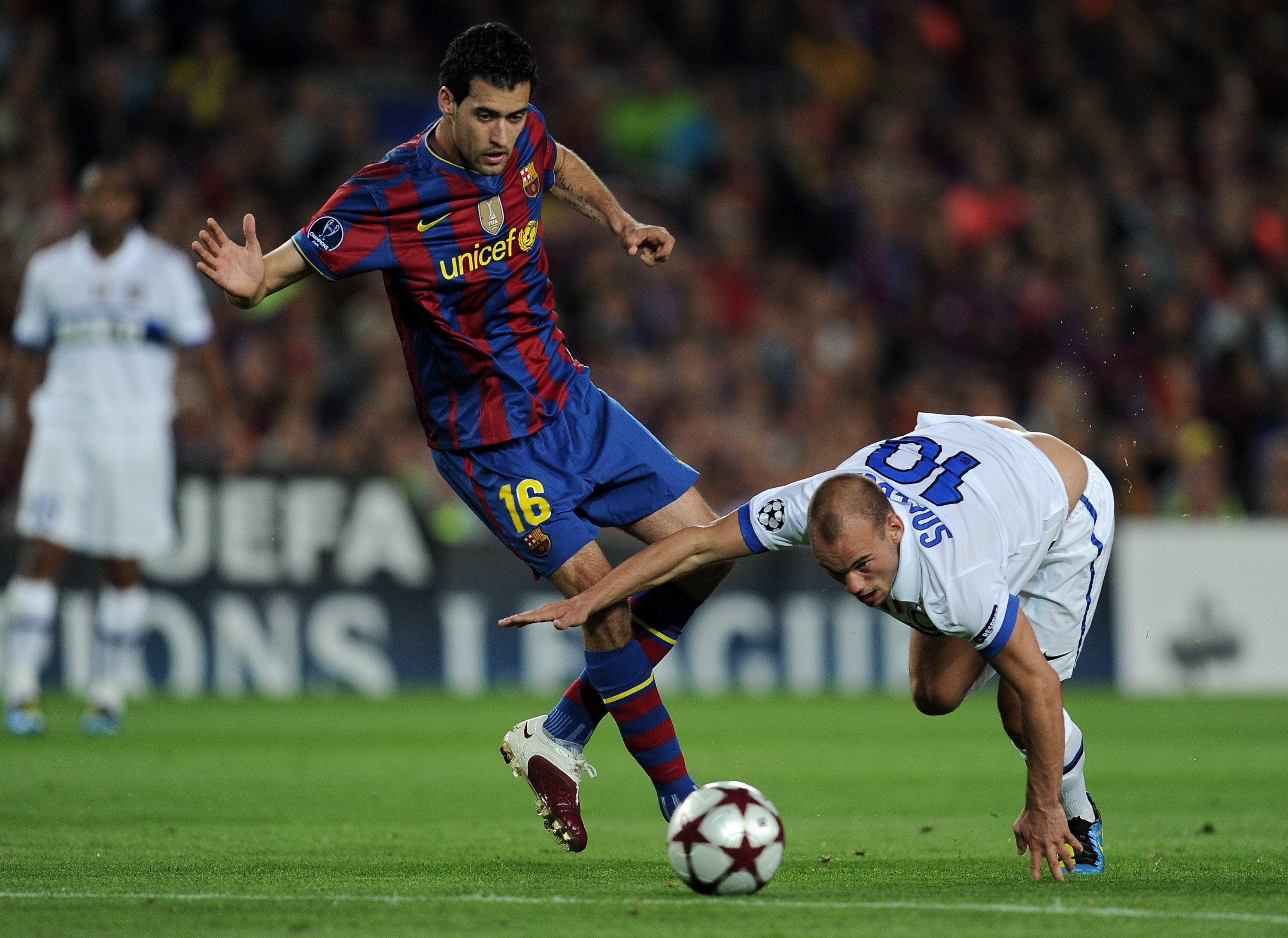 BARCELONA, SPAIN - APRIL 28:  Wesley Sneijder (R) of Inter Milan fights for the ball with Sergio Busquets of FC Barcelona during the  UEFA Champions League semi final second leg match between Barcelona and Inter Milan at the Camp Nou stadium on April 28,