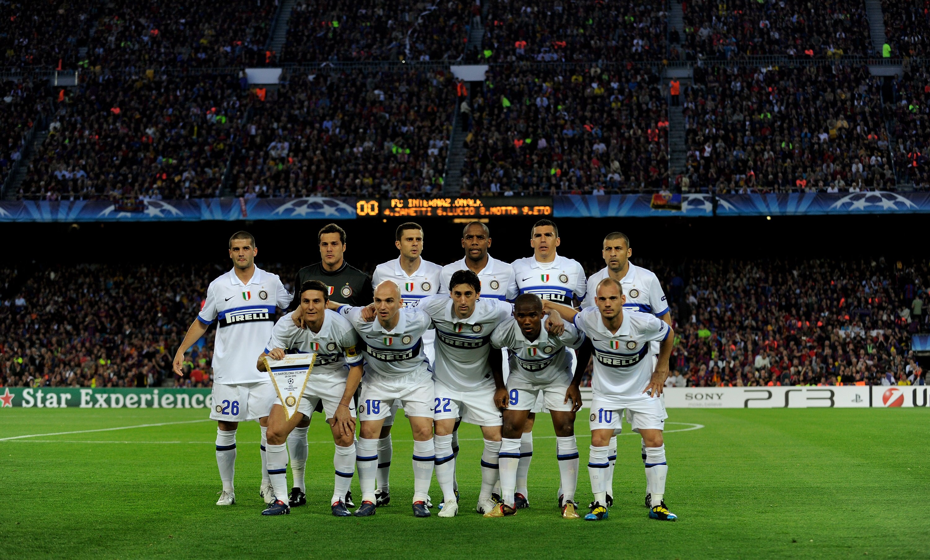 BARCELONA, SPAIN - APRIL 28: The Inter Milan team line up before the UEFA Champions League Semi Final Second Leg match between Barcelona and Inter Milan at Camp Nou on April 28, 2010 in Barcelona, Spain.  (Photo by Michael Regan/Getty Images)