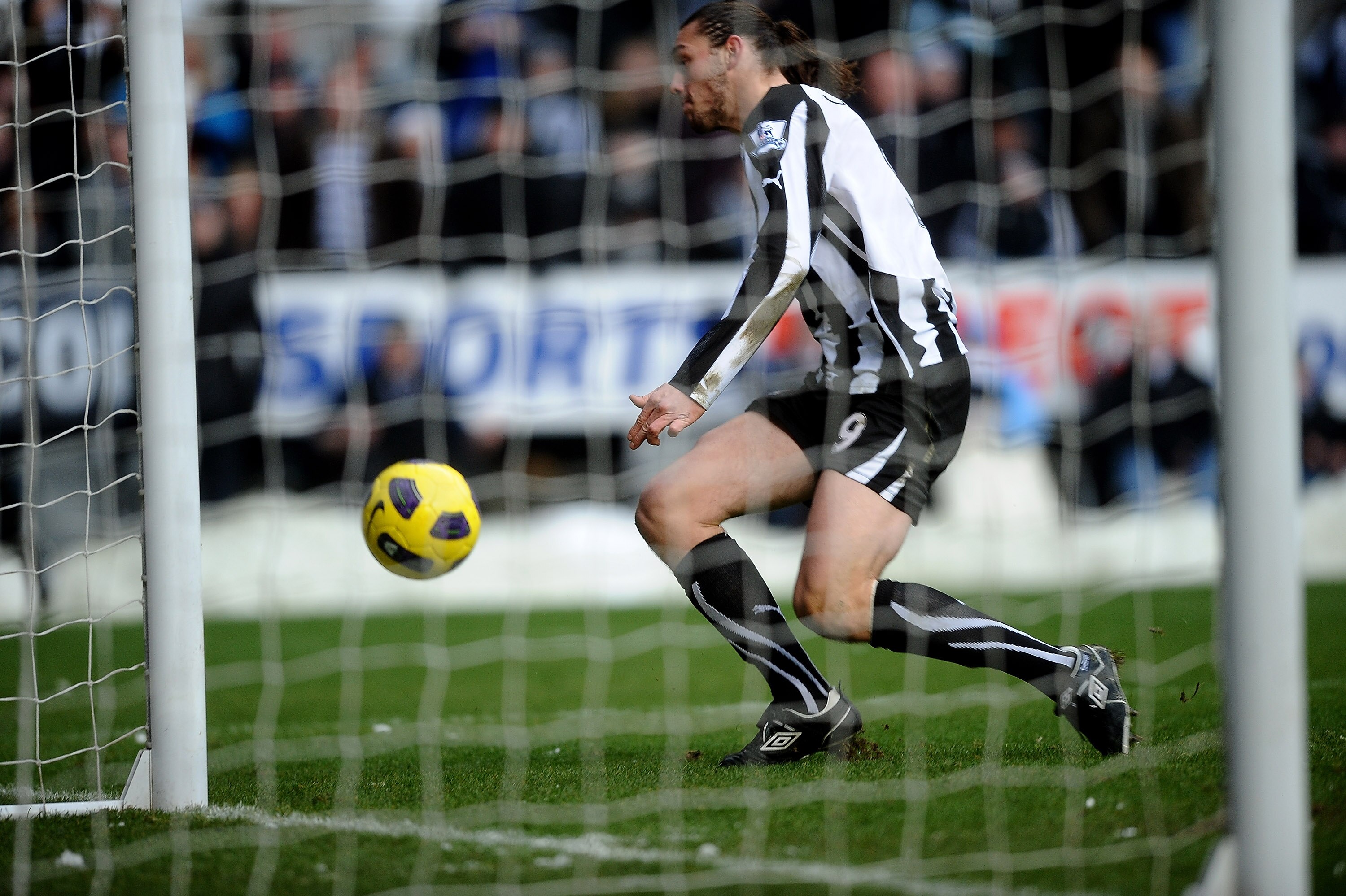 NEWCASTLE UPON TYNE, ENGLAND - NOVEMBER 28:  Andy Carroll of Newcastle United scores the opening goal during the Barclays Premier League match between Newcastle United and Chelsea at St James' Park on November 28, 2010 in Newcastle, England.  (Photo by La