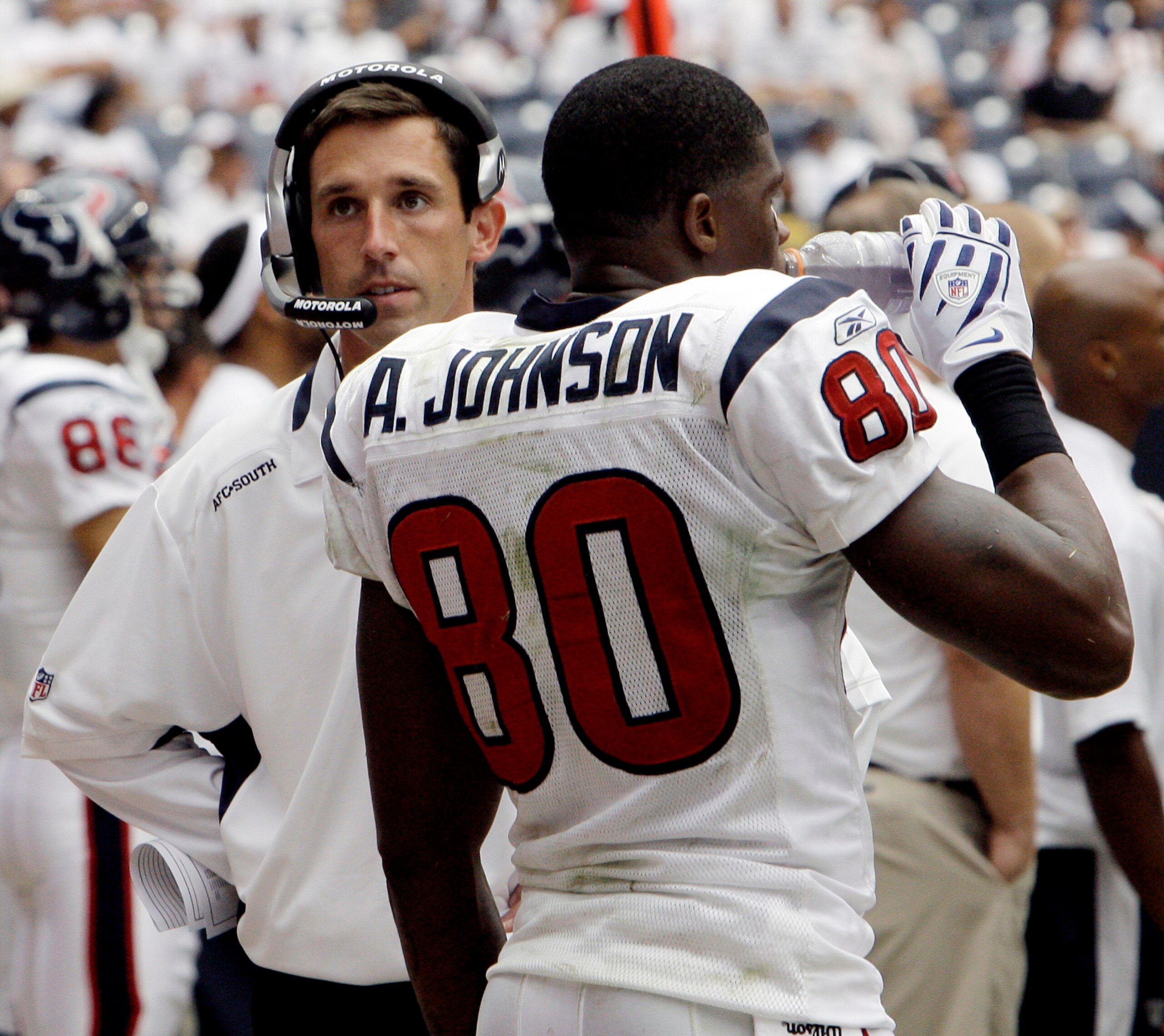 HOUSTON - SEPTEMBER 13:  Offensive coordinator Kyle Shanahan (L) talks with wide receiver Andre Johnson during the game against the New York Jets at Reliant Stadium on September 13, 2009 in Houston, Texas.  (Photo by Bob Levey/Getty Images)