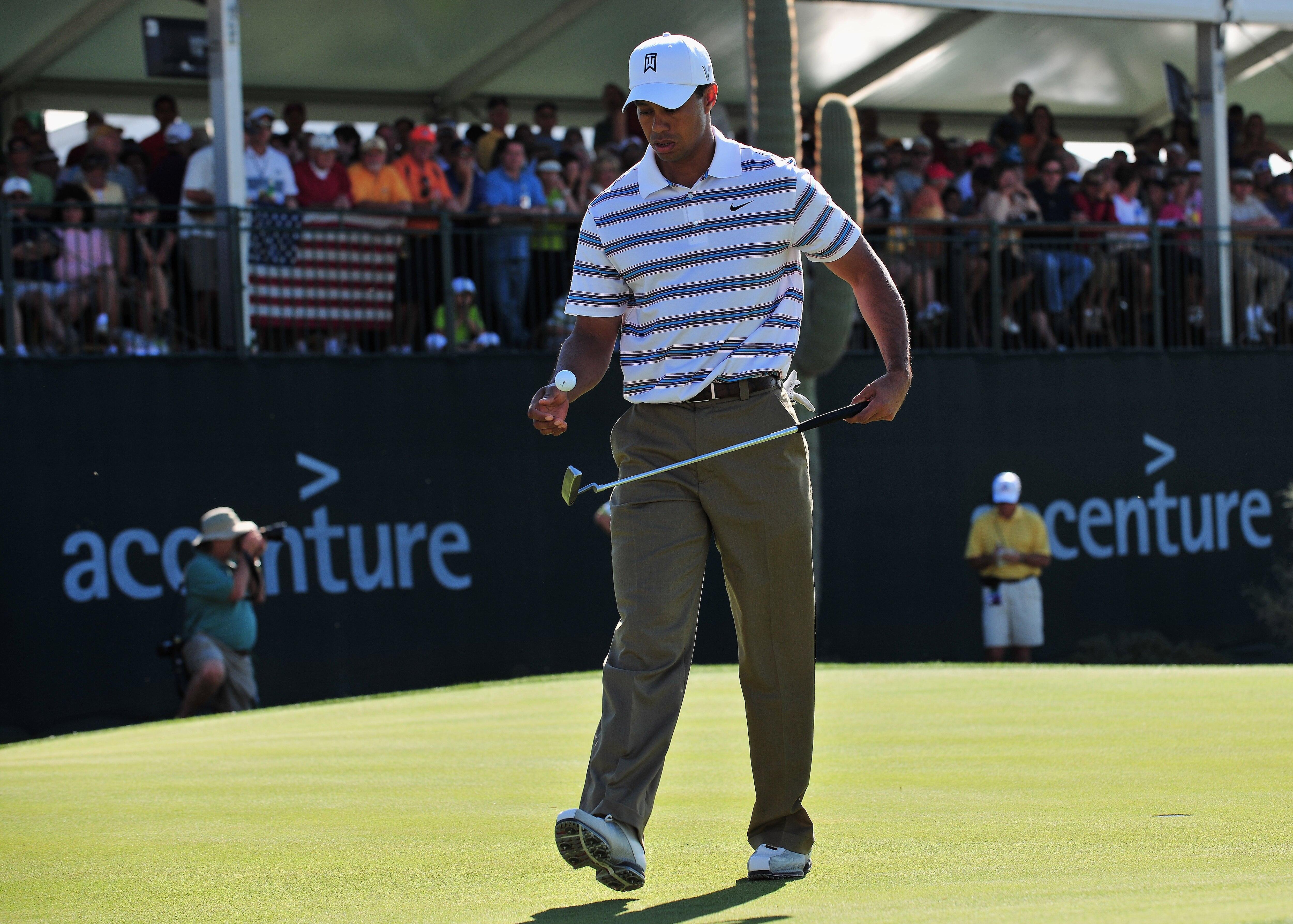 MARANA, AZ - FEBRUARY 26:  Tiger Woods of USA bounces his ball on his putter on the 13th hole during the second round of Accenture Match Play Championships at Ritz - Carlton Golf Club at Dove Mountain on February 26, 2009 in Marana, Arizona.  (Photo by St