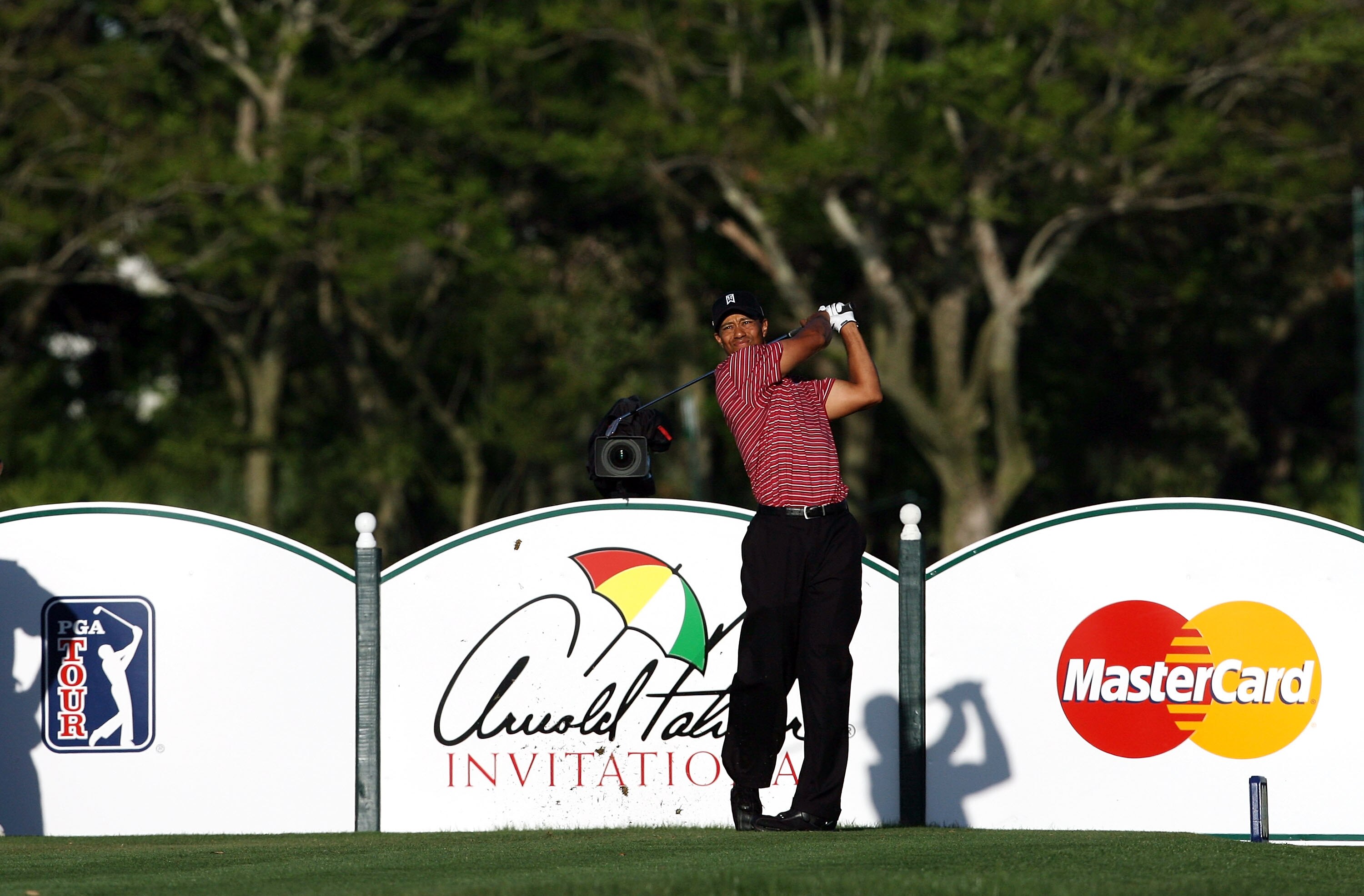 ORLANDO, FL - MARCH 29:  Tiger Woods hits his tee shot on the 14th hole during the final round of the Arnold Palmer Invitational Presented by Mastercard at the Bay Hill Club and Lodge on March 29, 2009 in Orlando, Florida   (Photo by Doug Benc/Getty Image