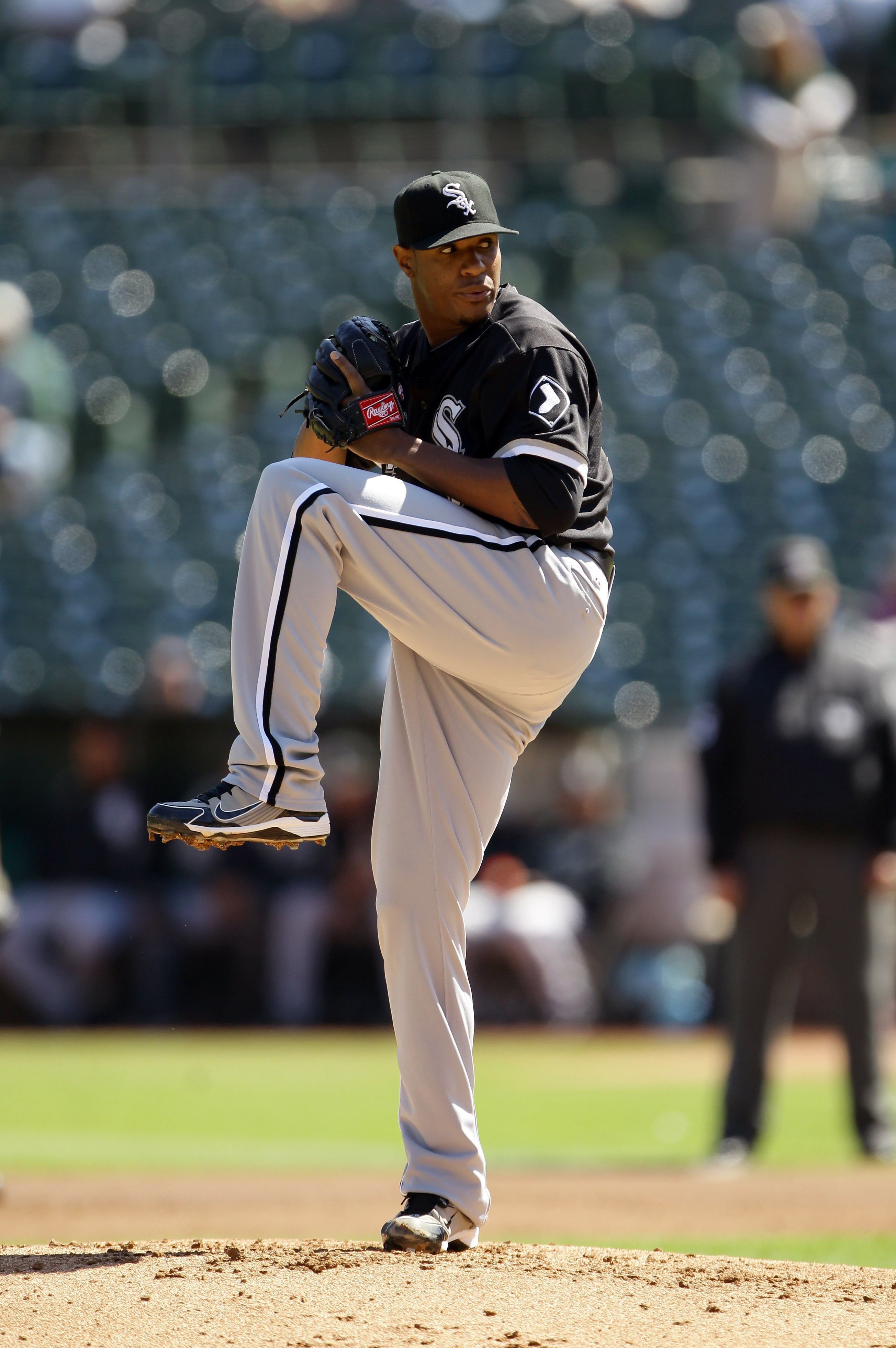 OAKLAND, CA - SEPTEMBER 22:  Edwin Jackson #33 of the Chicago White Sox pitches against the Oakland Athletics at the Oakland-Alameda County Coliseum on September 22, 2010 in Oakland, California.  (Photo by Ezra Shaw/Getty Images)
