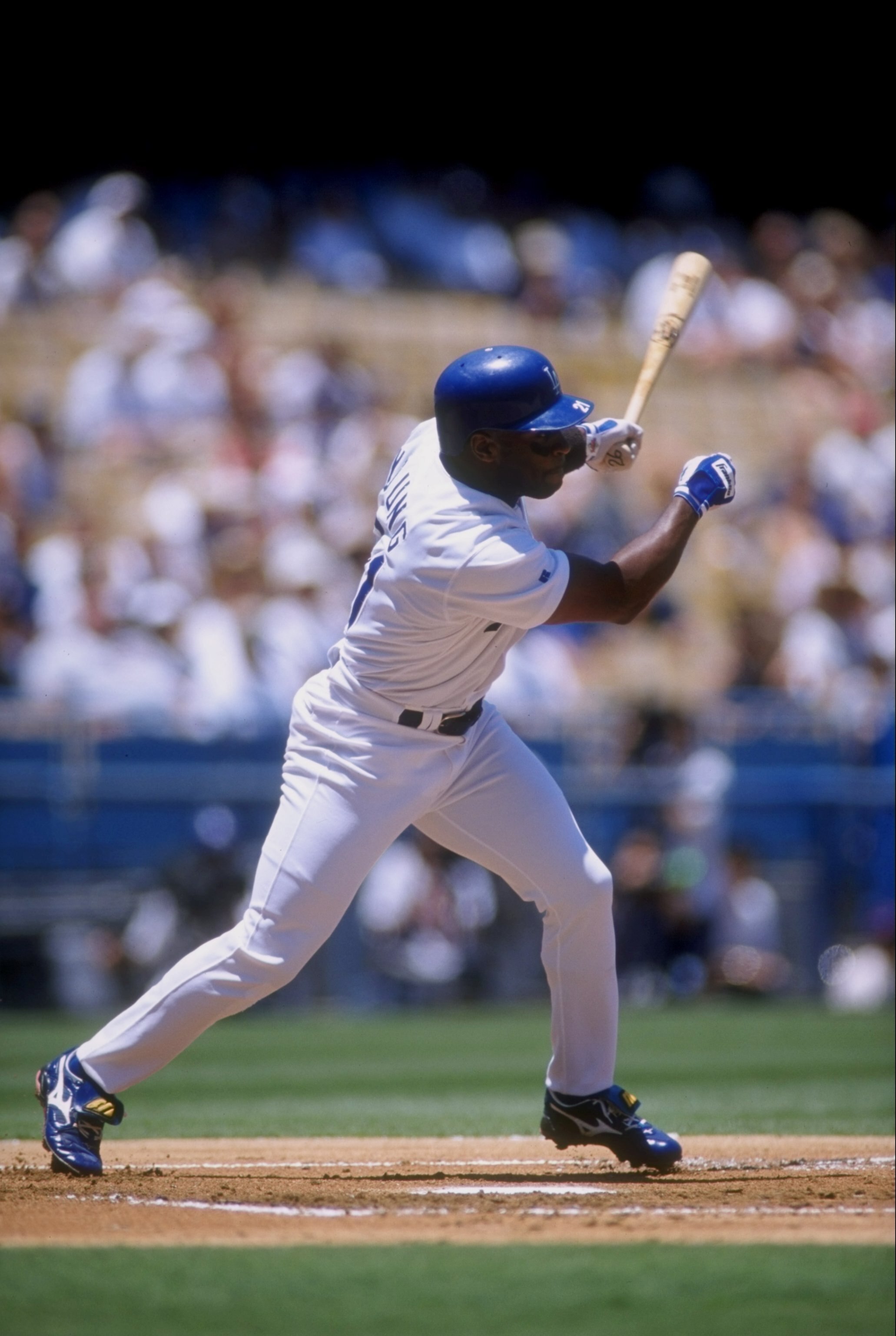 9 Jul 1998: Infielder Eric Young #21 of the Los Angeles Dodgers in action during a game against the San Diego Padres at Dodger Stadium in Los Angeles, California. The Dodgers won the game, 12-3.
