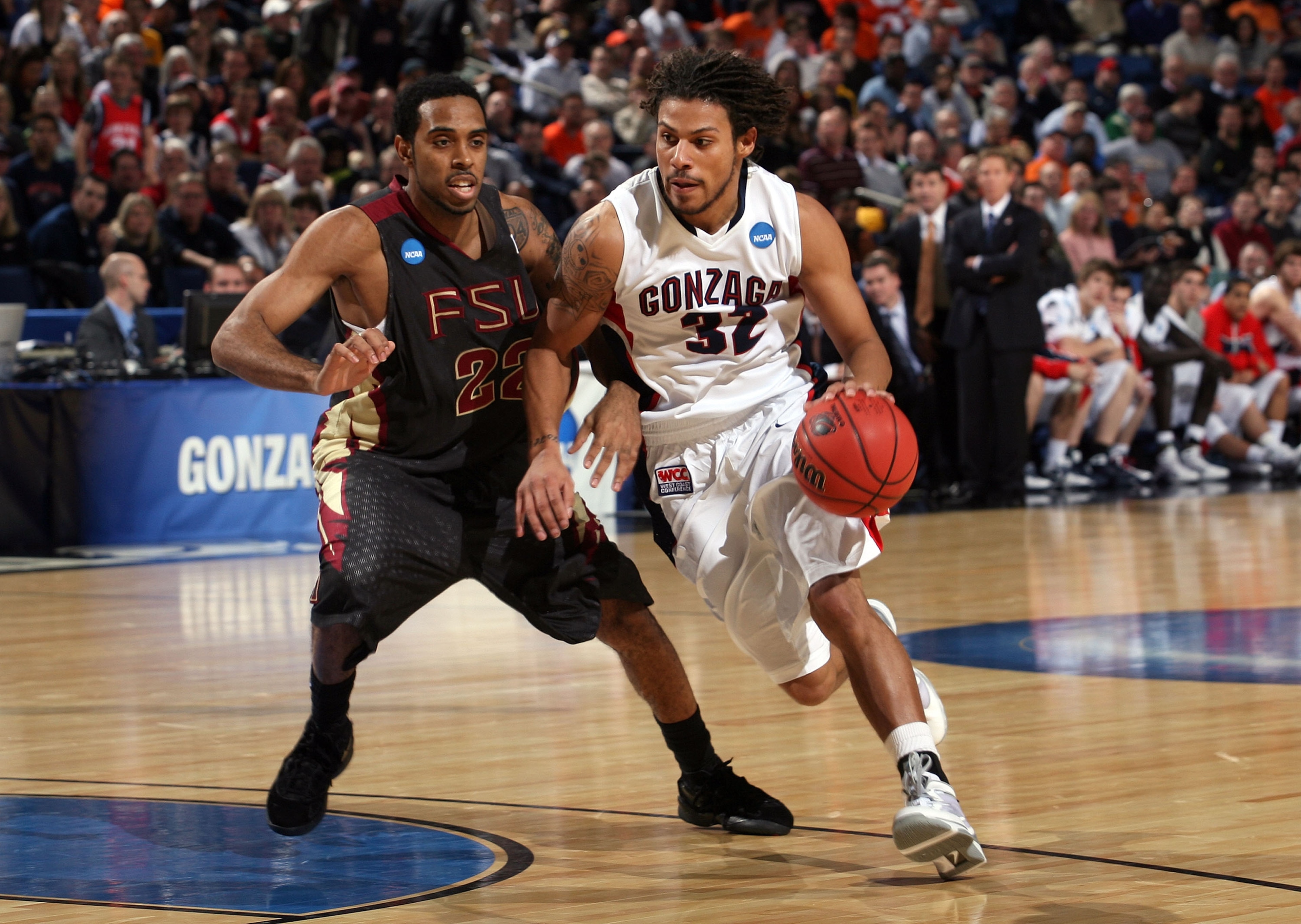 BUFFALO, NY - MARCH 19:  Steven Gray #32 of the Gonzaga Bulldogs handles the ball against Derwin Kitchen #22 of the Florida State Seminoles during the first round of the 2010 NCAA men's basketball tournament at HSBC Arena on March 19, 2010 in Buffalo, New