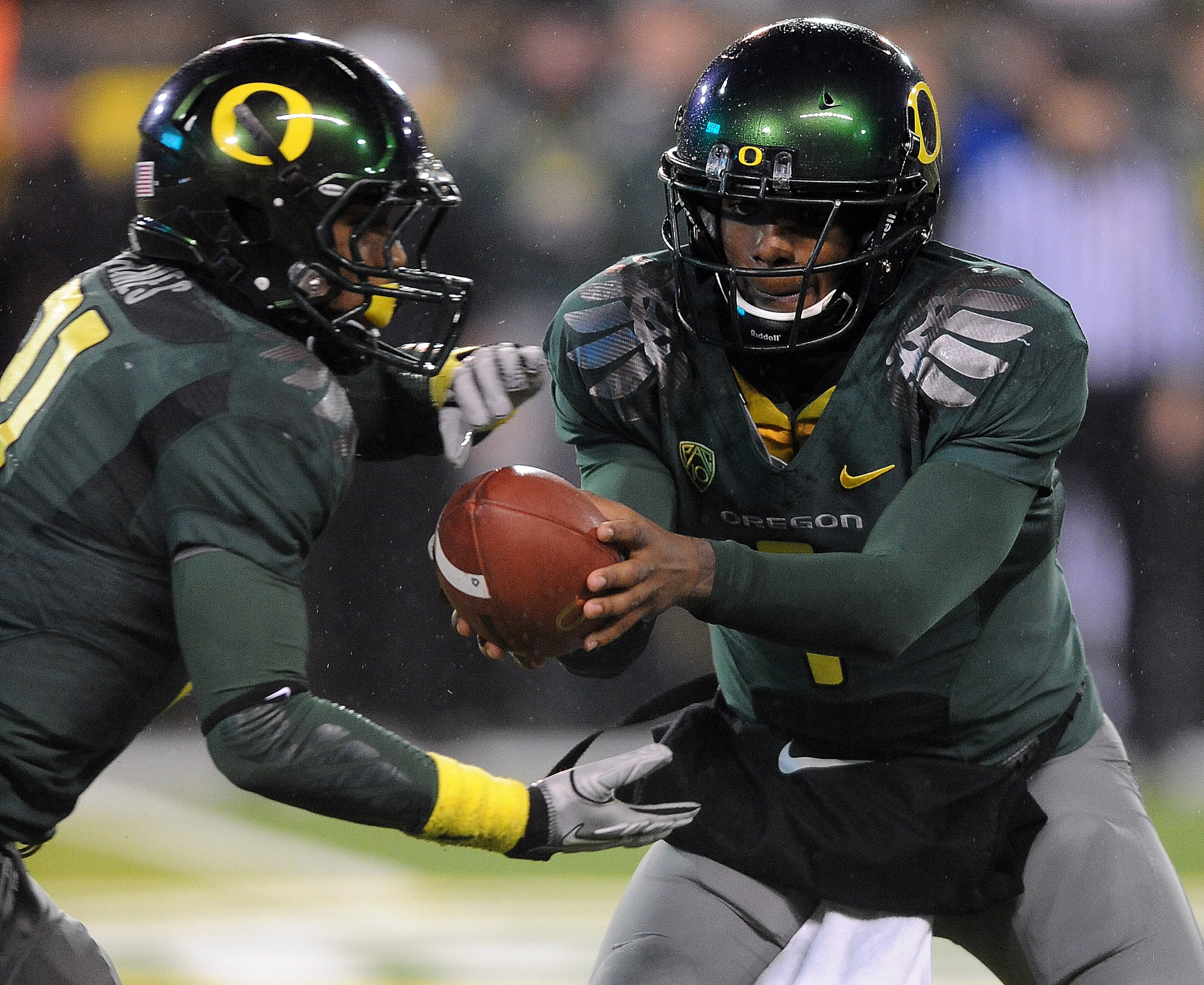 EUGENE, OR - NOVEMBER 26: Quarterback Darron Thomas #1 hands the ball off to running back LaMichael James #21 of the Oregon Ducks in the third quarter of the game against the Arizona Wildcats at Autzen Stadium on November 26, 2010 in Eugene, Oregon. The D
