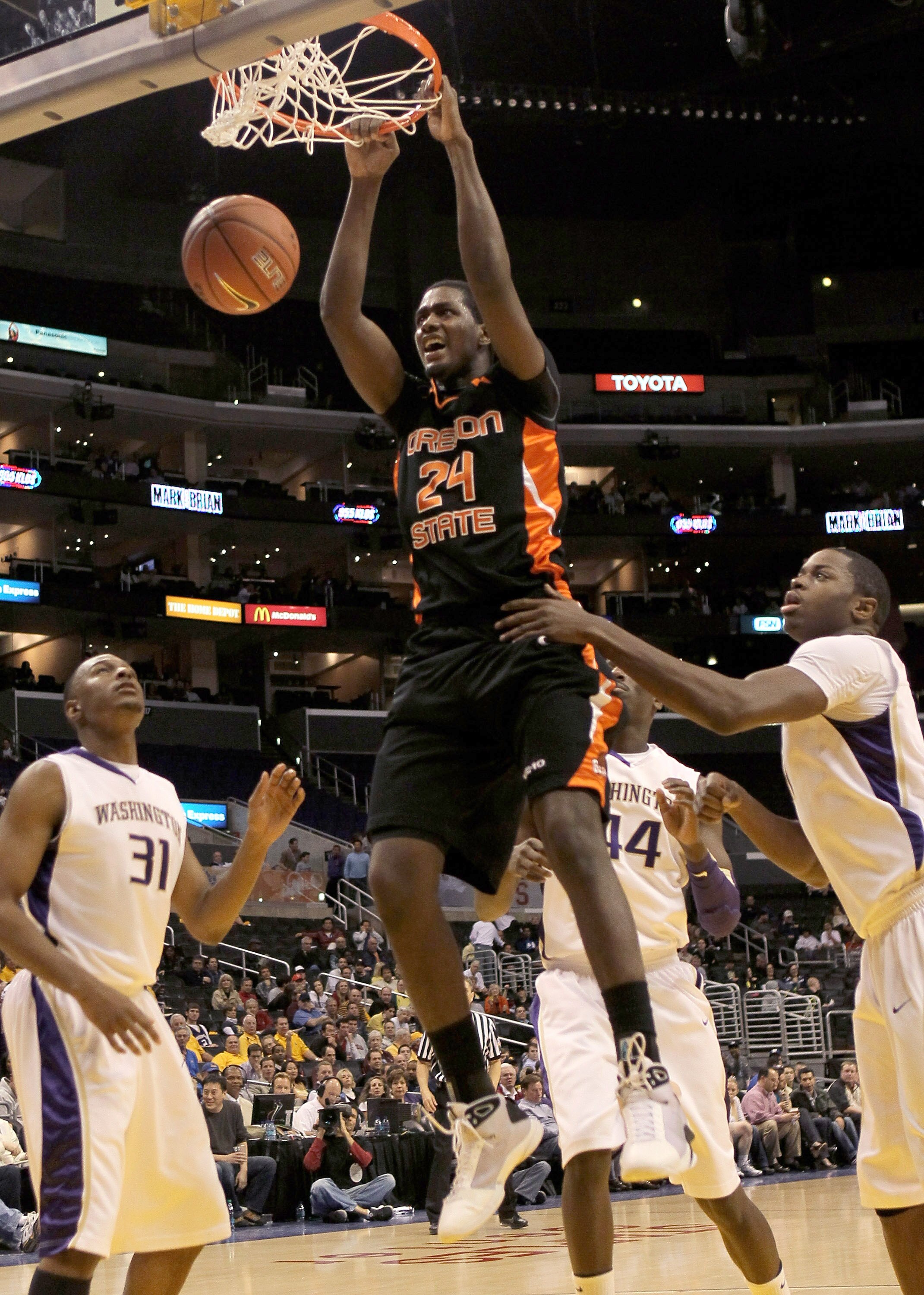 LOS ANGELES - MARCH 11:  Omari Johnson #24 of  the Oregon State Beavers dunks against the Washington Huskies during the quarterfinals of the Pac-10 Basketball Tournament at Staples Center on March 11, 2010 in Los Angeles, California.   (Photo by Stephen D