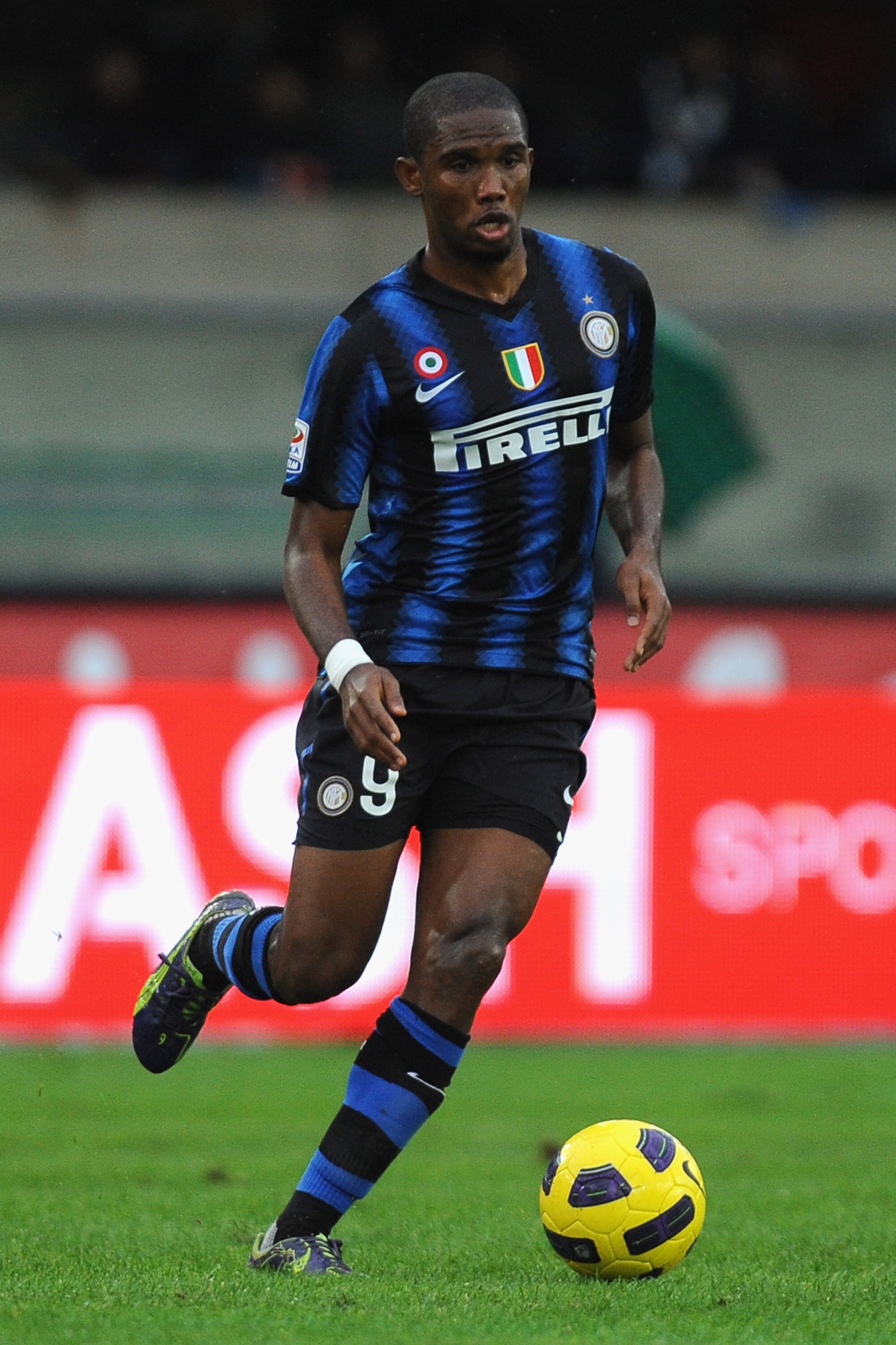 VERONA, ITALY - NOVEMBER 21:  Samuel Eto'o of FC Internazionale Milano in action during the Serie A match between AC Chievo Verona and FC Internazionale Milano at Stadio Marc' Antonio Bentegodi on November 21, 2010 in Verona, Italy.  (Photo by Valerio Pen