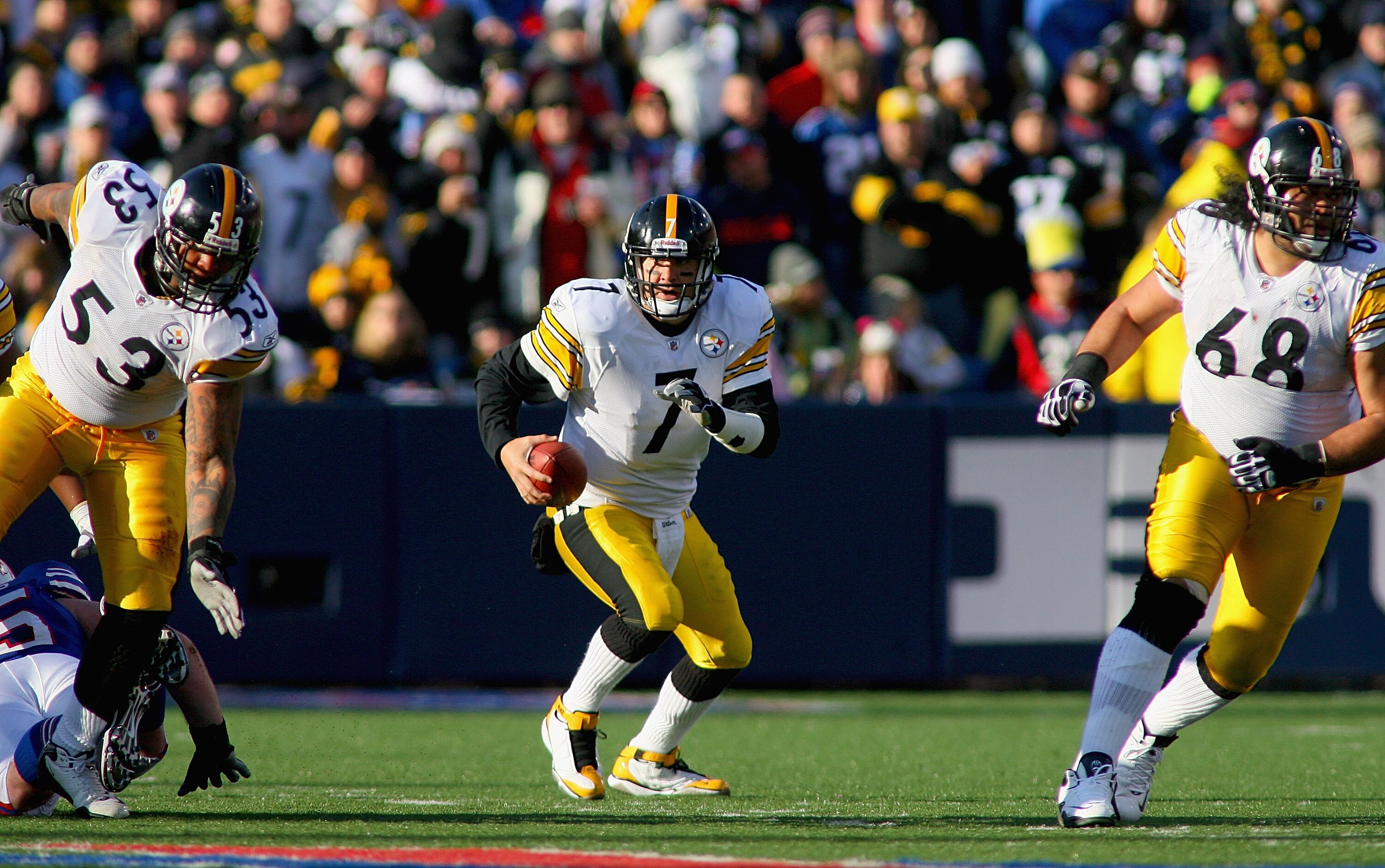 ORCHARD PARK, NY - NOVEMBER 28:  Ben Roethlisberger #7 of the Pittsburgh Steelers runs with protection from Maurkice Pouncey #53 and Chris Kemoteatu #68 against the Buffalo Bills at Ralph Wilson Stadium at Ralph Wilson Stadium on November 28, 2010 in Orch