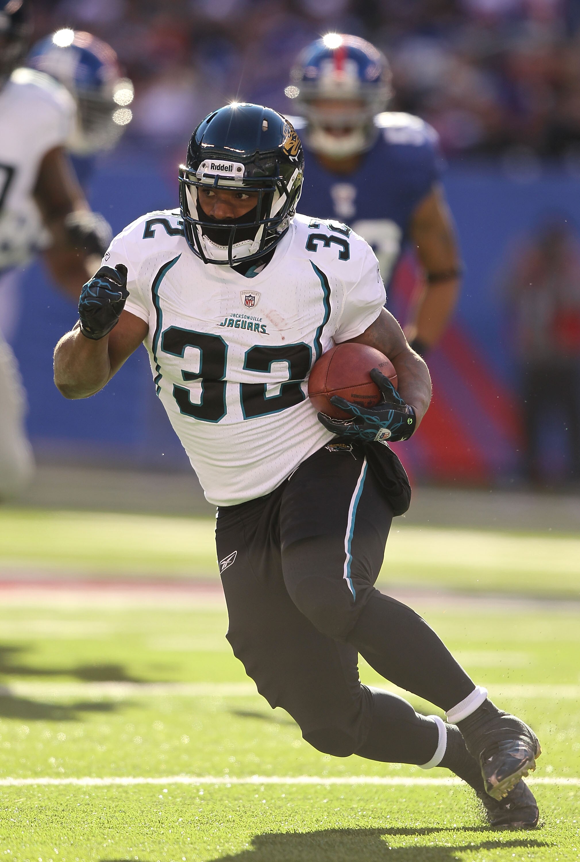 EAST RUTHERFORD, NJ - NOVEMBER 28:  Maurice Jones Drew #32 of the Jacksonville Jaguars in action against  the New York Giants on November 28, 2010 at The New Meadowlands Stadium in East Rutherford, New Jersey.  (Photo by Al Bello/Getty Images)