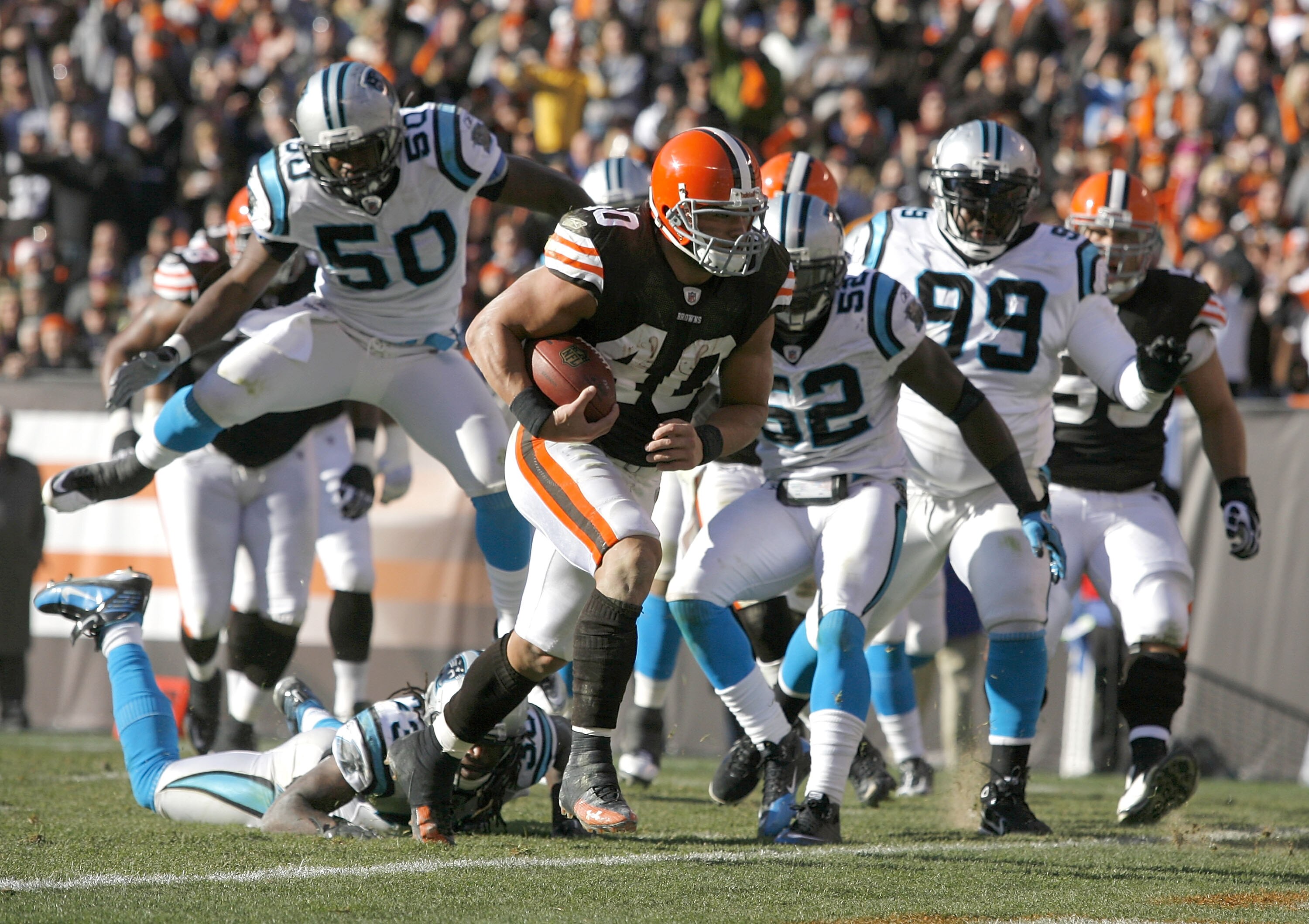 CLEVELAND - NOVEMBER 28:  Running back Peyton Hillis #40 of the Cleveland Browns scores against the Carolina Panthers at Cleveland Browns Stadium on November 28, 2010 in Cleveland, Ohio.  (Photo by Matt Sullivan/Getty Images)