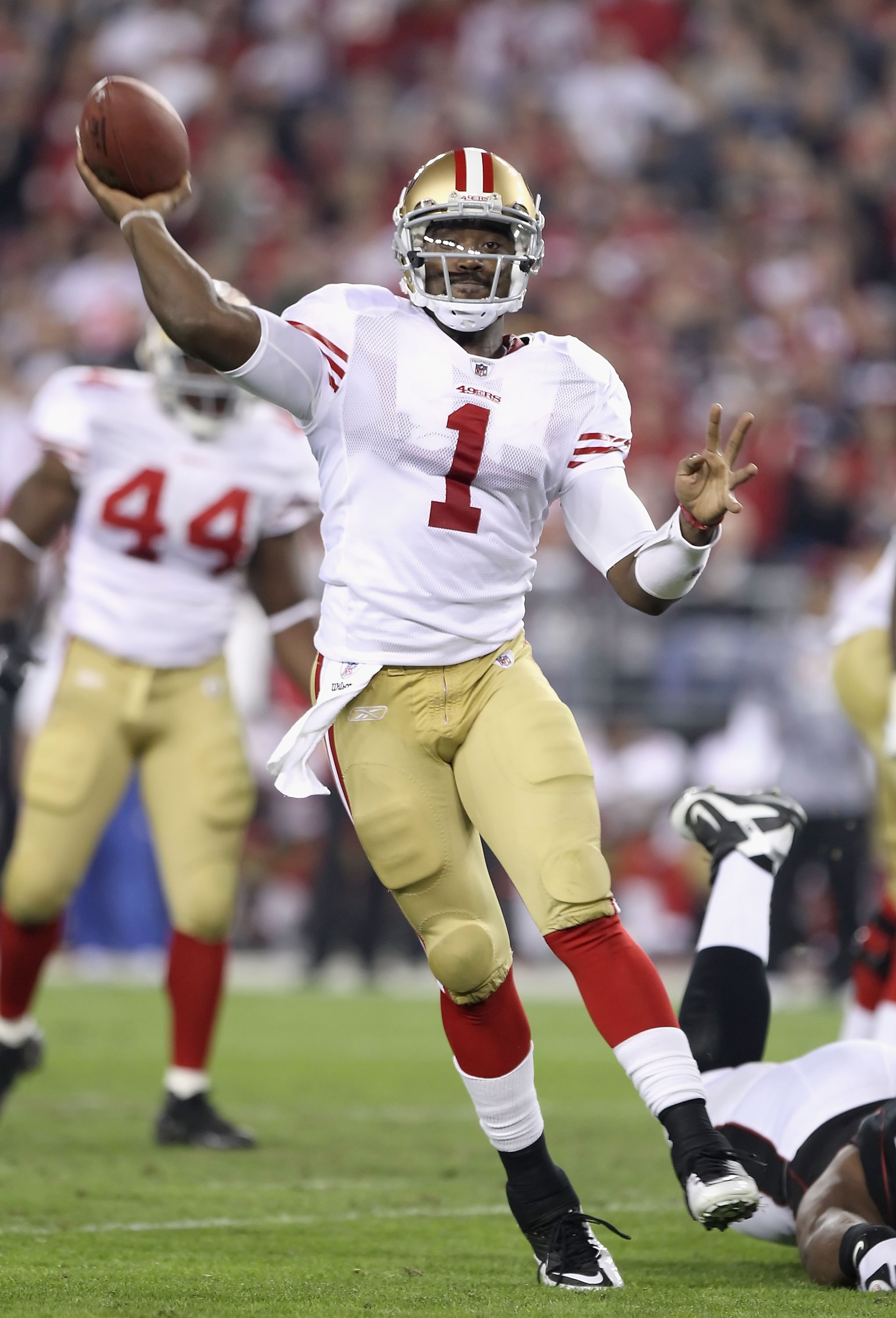 GLENDALE, AZ - NOVEMBER 29:  Quarterback Troy Smith #1 of the San Francisco 49ers throws a pass during the first quarter of the NFL game against the Arizona Cardinals at the University of Phoenix Stadium on November 29, 2010 in Glendale, Arizona.  (Photo