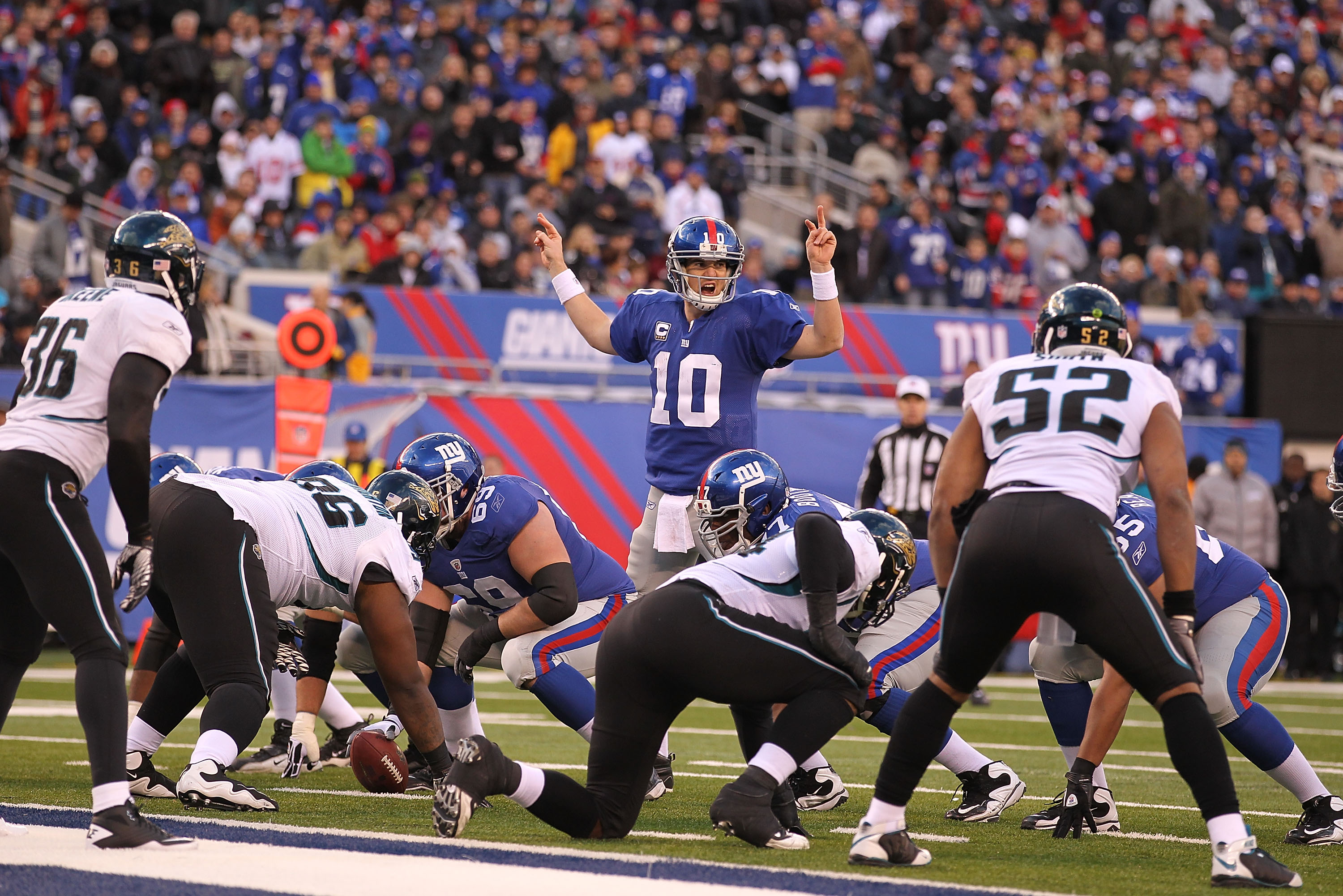 EAST RUTHERFORD, NJ - NOVEMBER 28:  Eli Manning #10 of the New York Giants in action against the Jacksonville Jaguars during their game on November 28, 2010 at The New Meadowlands Stadium in East Rutherford, New Jersey.  (Photo by Al Bello/Getty Images)