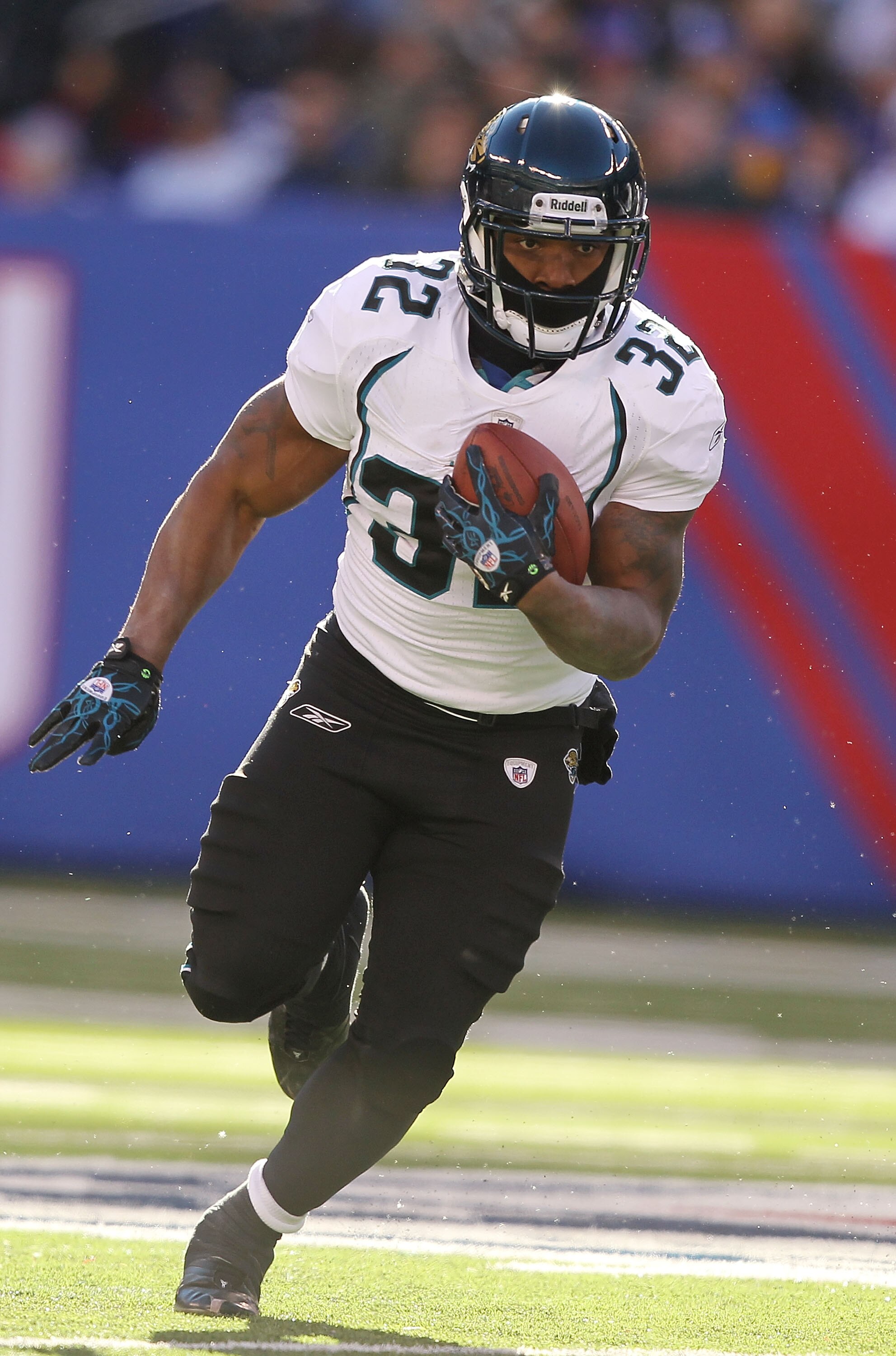 EAST RUTHERFORD, NJ - NOVEMBER 28:  Maurice Jones Drew #32 of the Jacksonville Jaguars in action against  the New York Giants on November 28, 2010 at The New Meadowlands Stadium in East Rutherford, New Jersey.  (Photo by Al Bello/Getty Images)