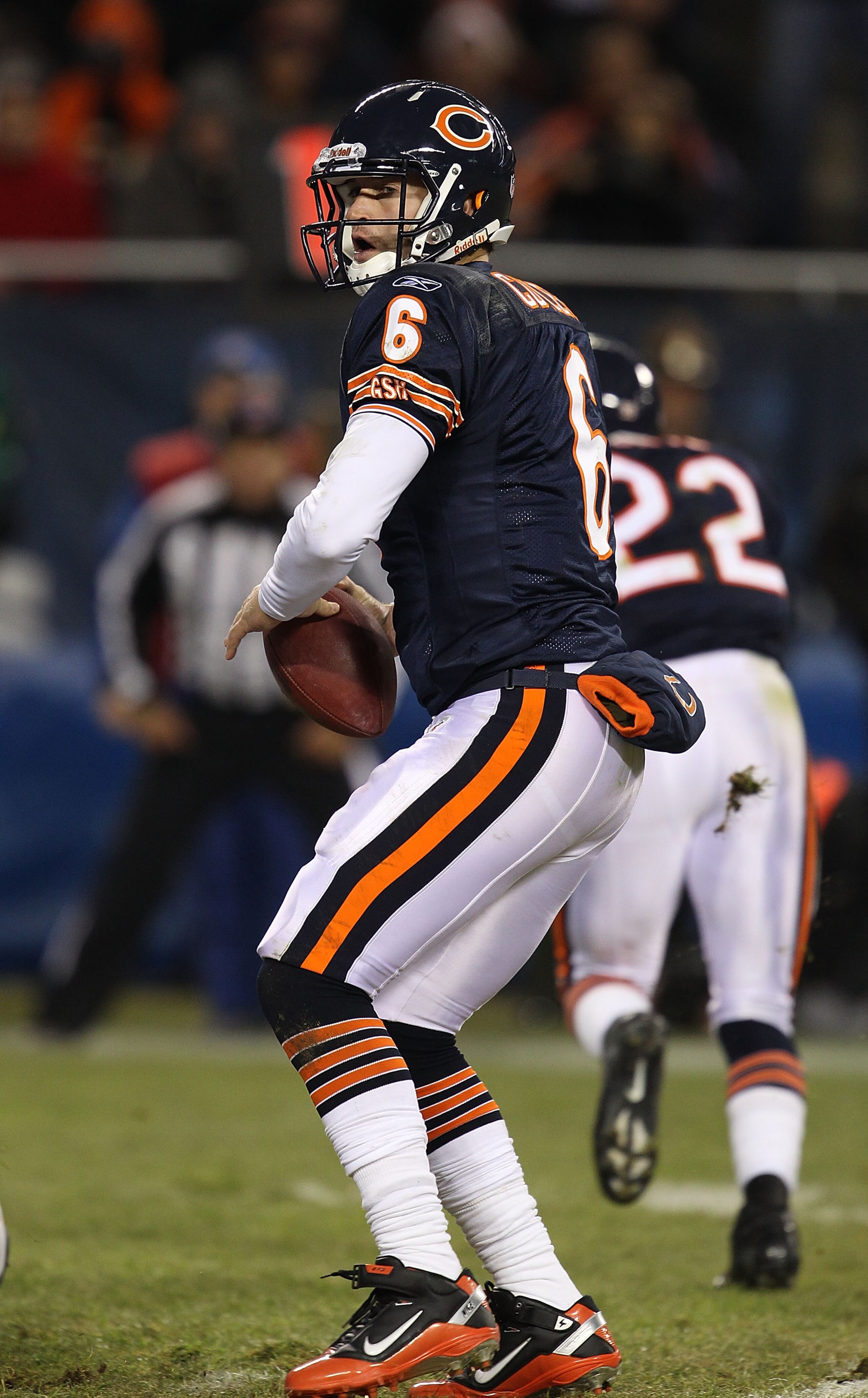 CHICAGO - NOVEMBER 28: Jay Cutler #6 of the Chicago Bears drops back to pass against of the Philadelphia Eagles at Soldier Field on November 28, 2010 in Chicago, Illinois. The Bears defeated the Eagles 31-26. (Photo by Jonathan Daniel/Getty Images)