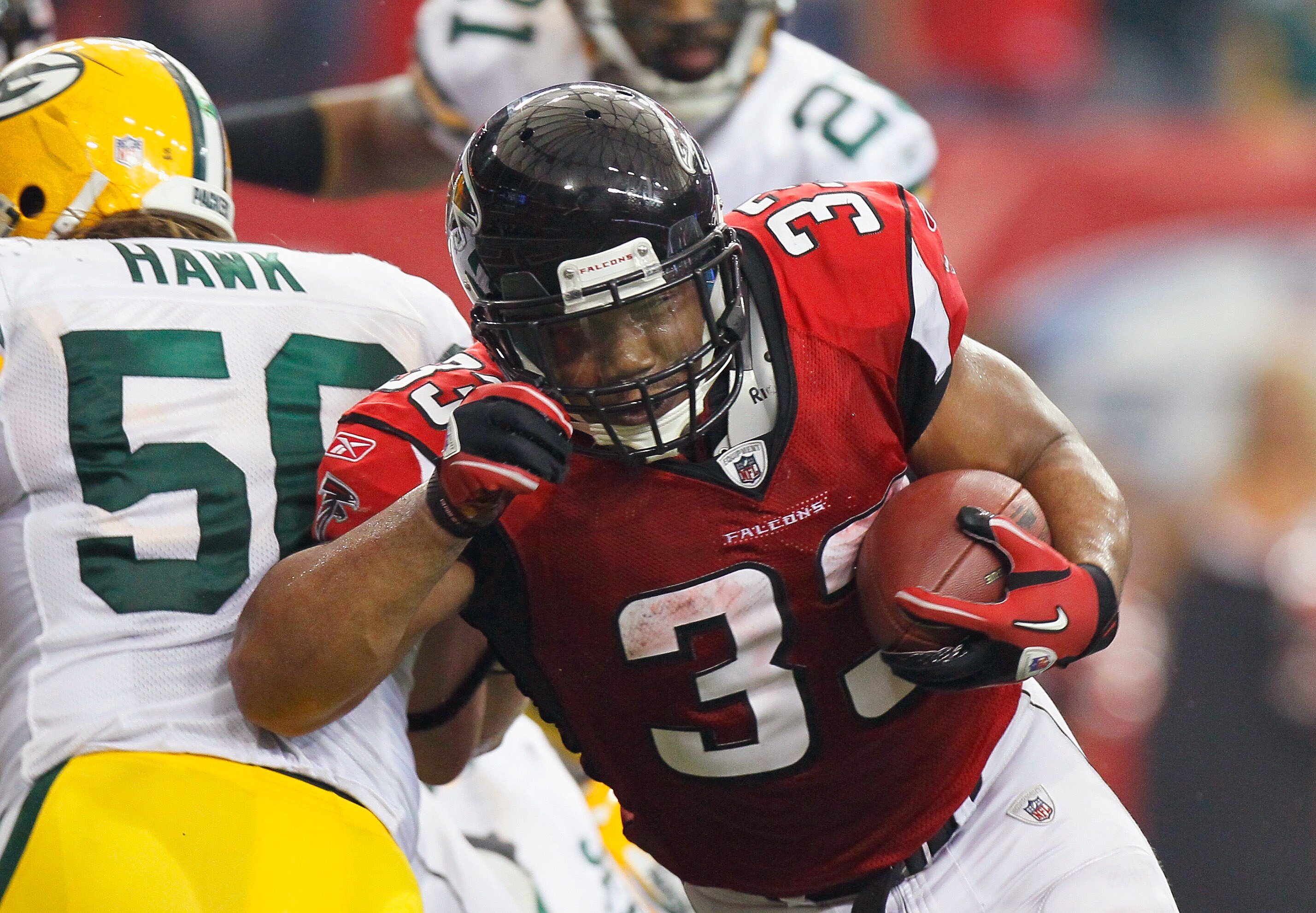 ATLANTA - NOVEMBER 28:  Michael Turner #33 of the Atlanta Falcons rushes for a touchdown against the Green Bay Packers at Georgia Dome on November 28, 2010 in Atlanta, Georgia.  (Photo by Kevin C. Cox/Getty Images)