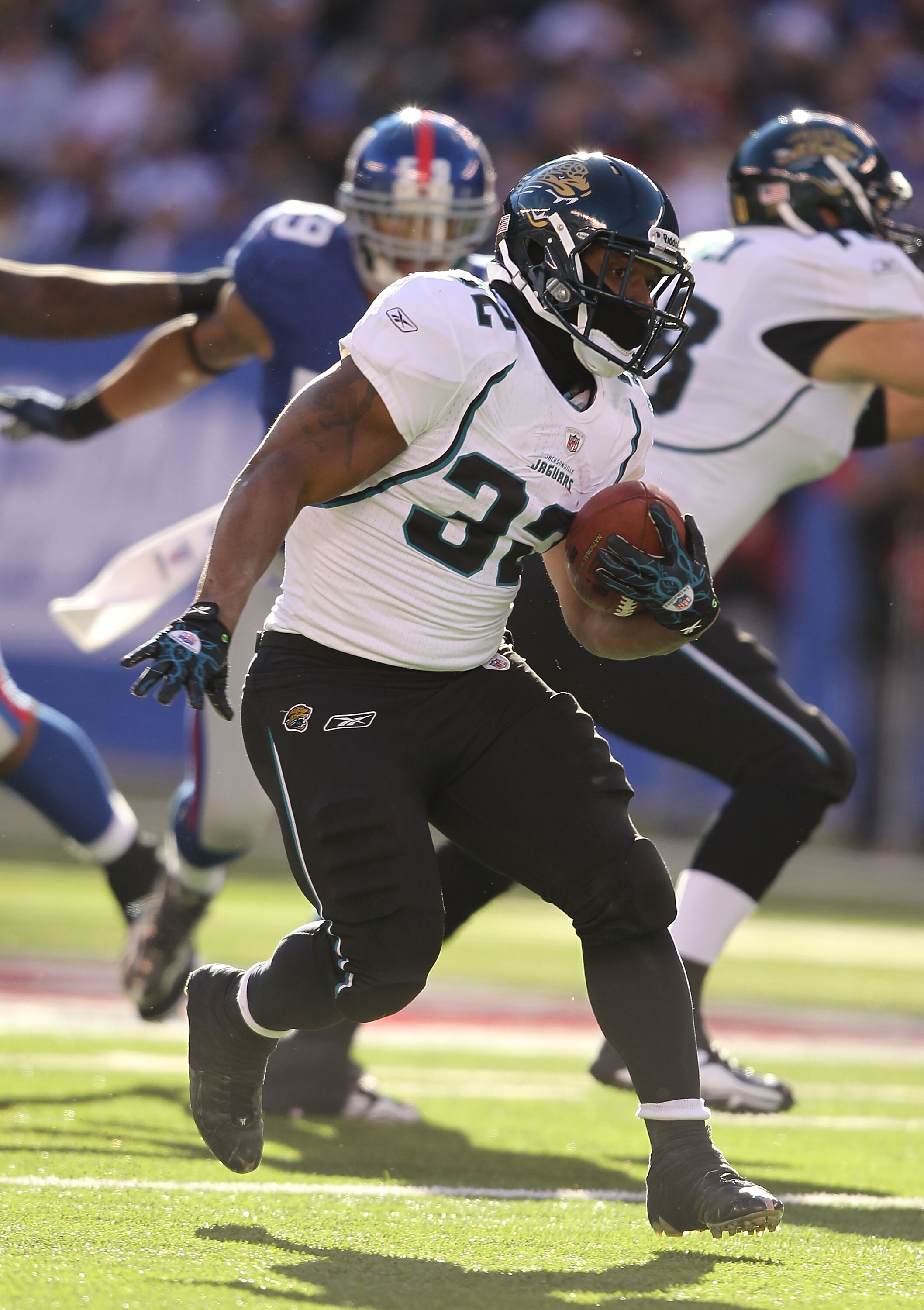 EAST RUTHERFORD, NJ - NOVEMBER 28:  Maurice Jones Drew #32 of the Jacksonville Jaguars in action against  the New York Giants on November 28, 2010 at The New Meadowlands Stadium in East Rutherford, New Jersey.  (Photo by Al Bello/Getty Images)