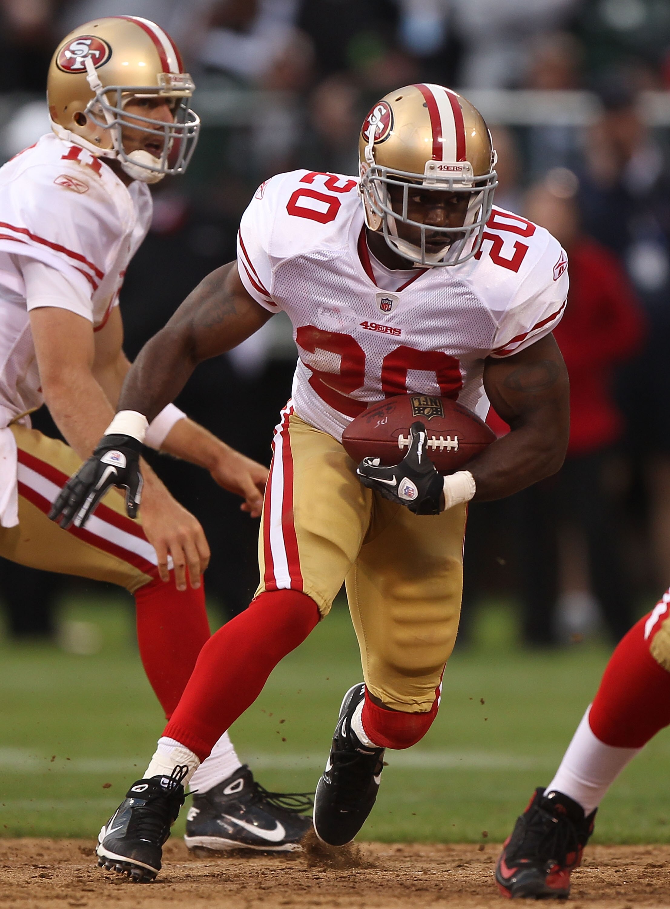 OAKLAND, CA - AUGUST 28:  Alex Smith #11 of the San Francisco 49ers hands the ball off to Brian Westbrook #20 against the Oakland Raiders during an NFL preseason game at Oakland-Alameda County Coliseum on August 28, 2010 in Oakland, California.  (Photo by