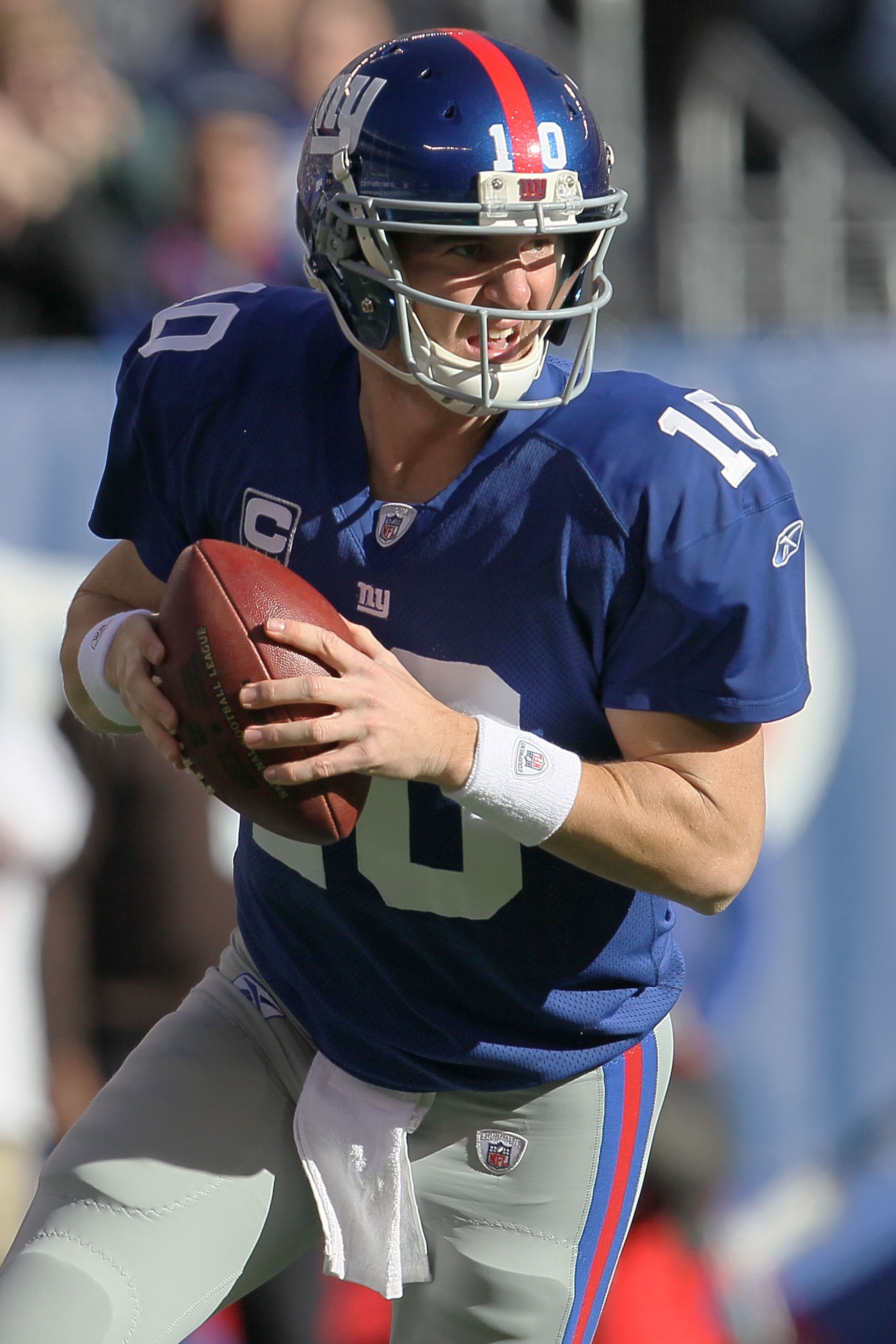 EAST RUTHERFORD, NJ - NOVEMBER 28:  Eli Manning #10 of the New York Giants throws a pass against the Jacksonville Jaguars at New Meadowlands Stadium on November 28, 2010 in East Rutherford, New Jersey.  (Photo by Chris McGrath/Getty Images)