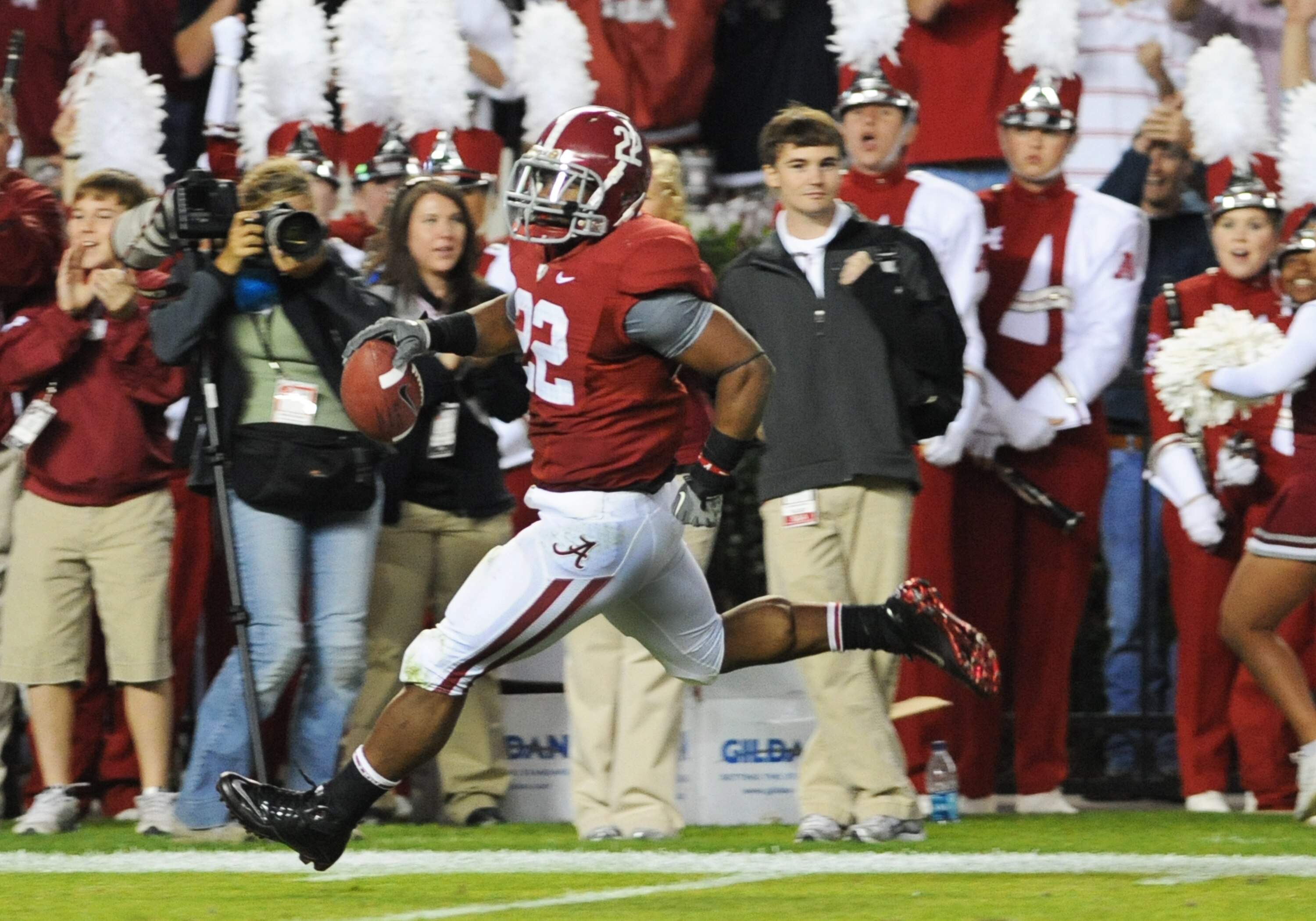 TUSCALOOSA, AL - NOVEMBER 13: Running back Mark Ingram #22 of the Alabama Crimson Tide runs 78 yards with a pass for a second-quarter touchdown against the Mississippi State Bulldogs November 13, 2010 at Bryant-Denny Stadium in Tuscaloosa, Alabama.  (Phot