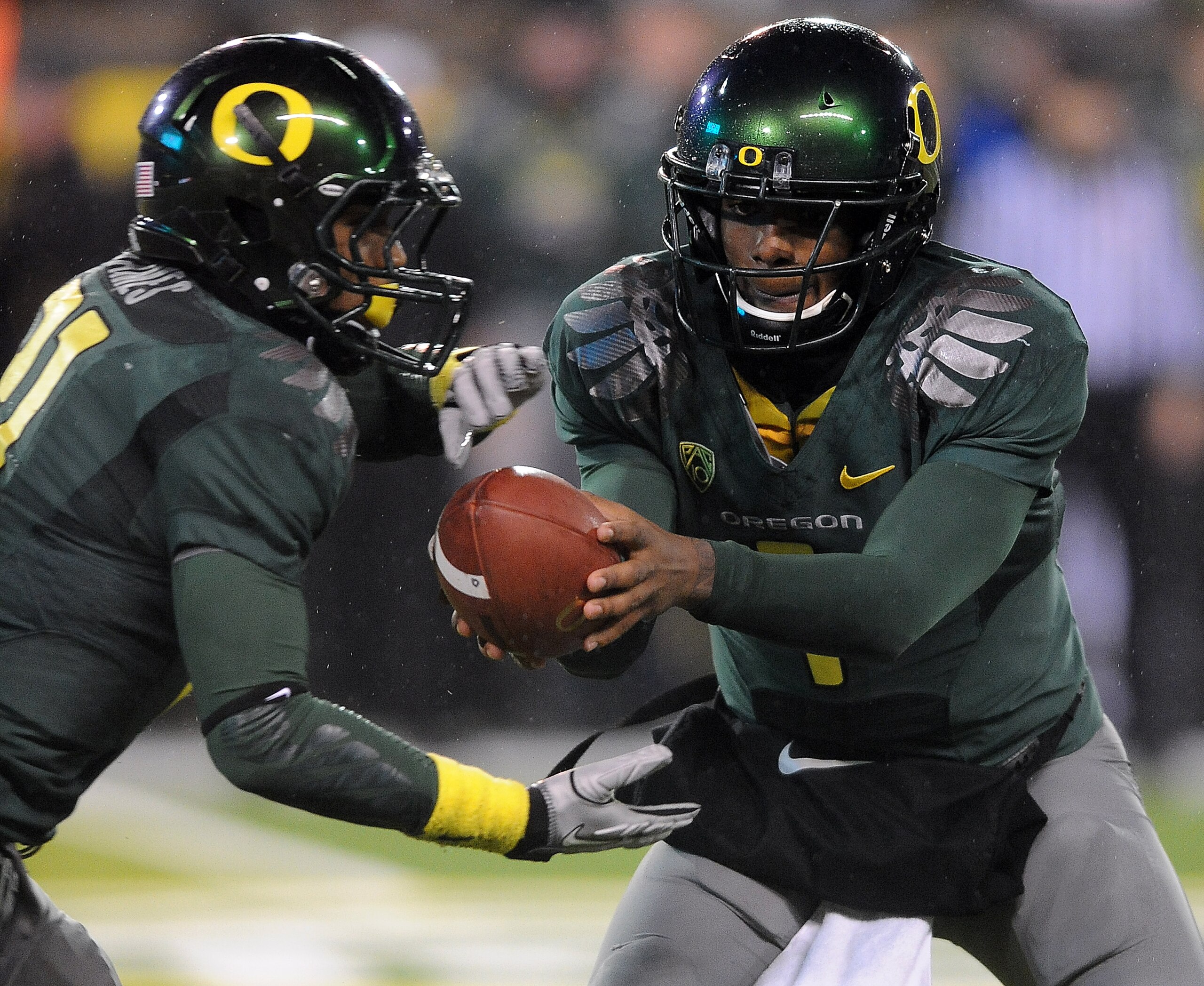 EUGENE, OR - NOVEMBER 26: Quarterback Darron Thomas #1 hands the ball off to running back LaMichael James #21 of the Oregon Ducks in the third quarter of the game against the Arizona Wildcats at Autzen Stadium on November 26, 2010 in Eugene, Oregon. The D EUGENE, OR - NOVEMBER 26: Quarterback Darron Thomas #1 hands the ball off to running back LaMichael James #21 of the Oregon Ducks in the third quarter of the game against the Arizona Wildcats at Autzen Stadium on November 26, 2010 in Eugene, Oregon. The D