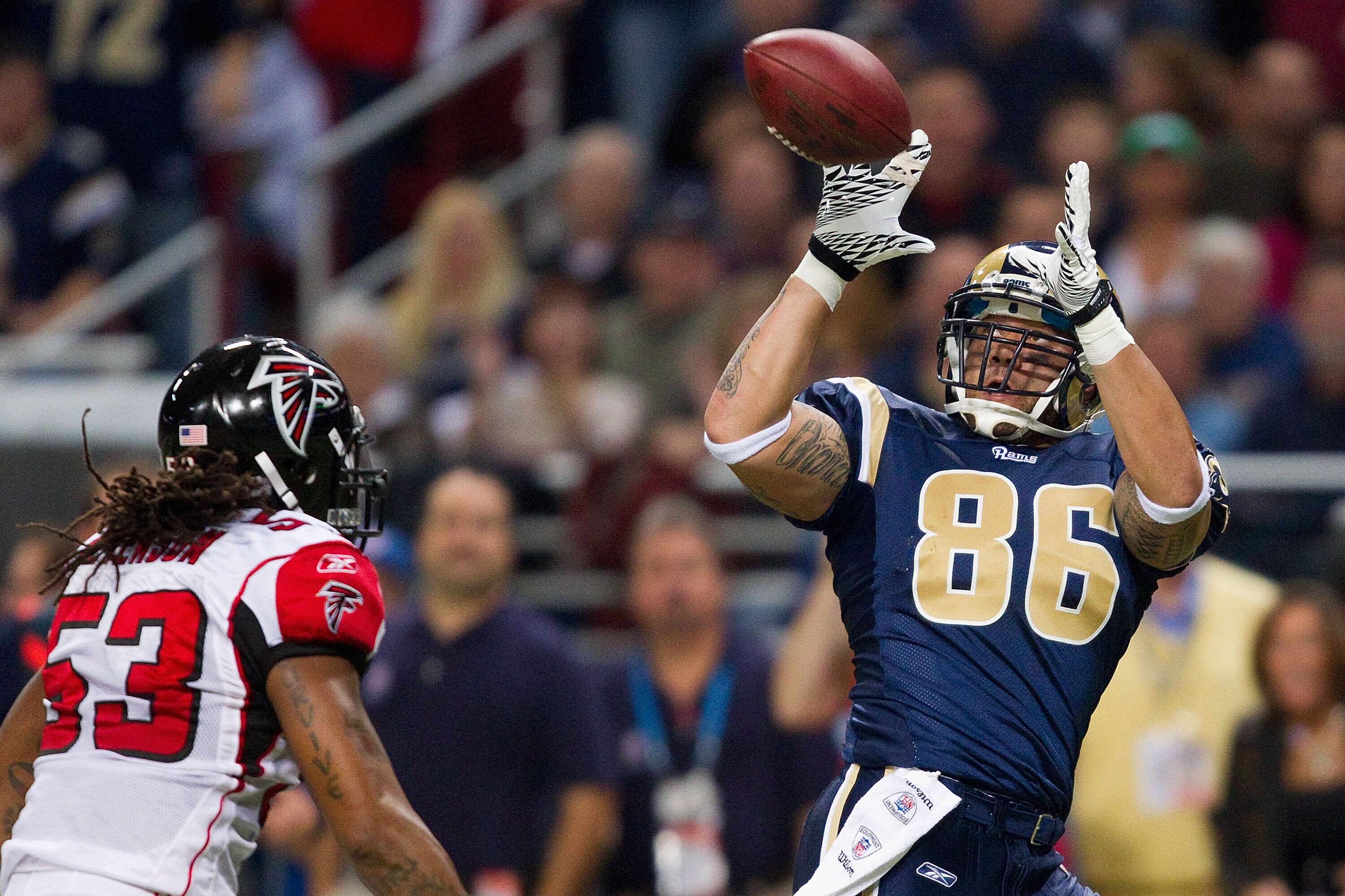 ST. LOUIS - NOVEMBER 21: Michael Hoomanawanui #86 of the St. Louis Rams hauls in a touchdown pass against the Atlanta Falcons at the Edward Jones Dome on November 21, 2010 in St. Louis, Missouri.  The Falcons beat the Rams 34-17.  (Photo by Dilip Vishwana