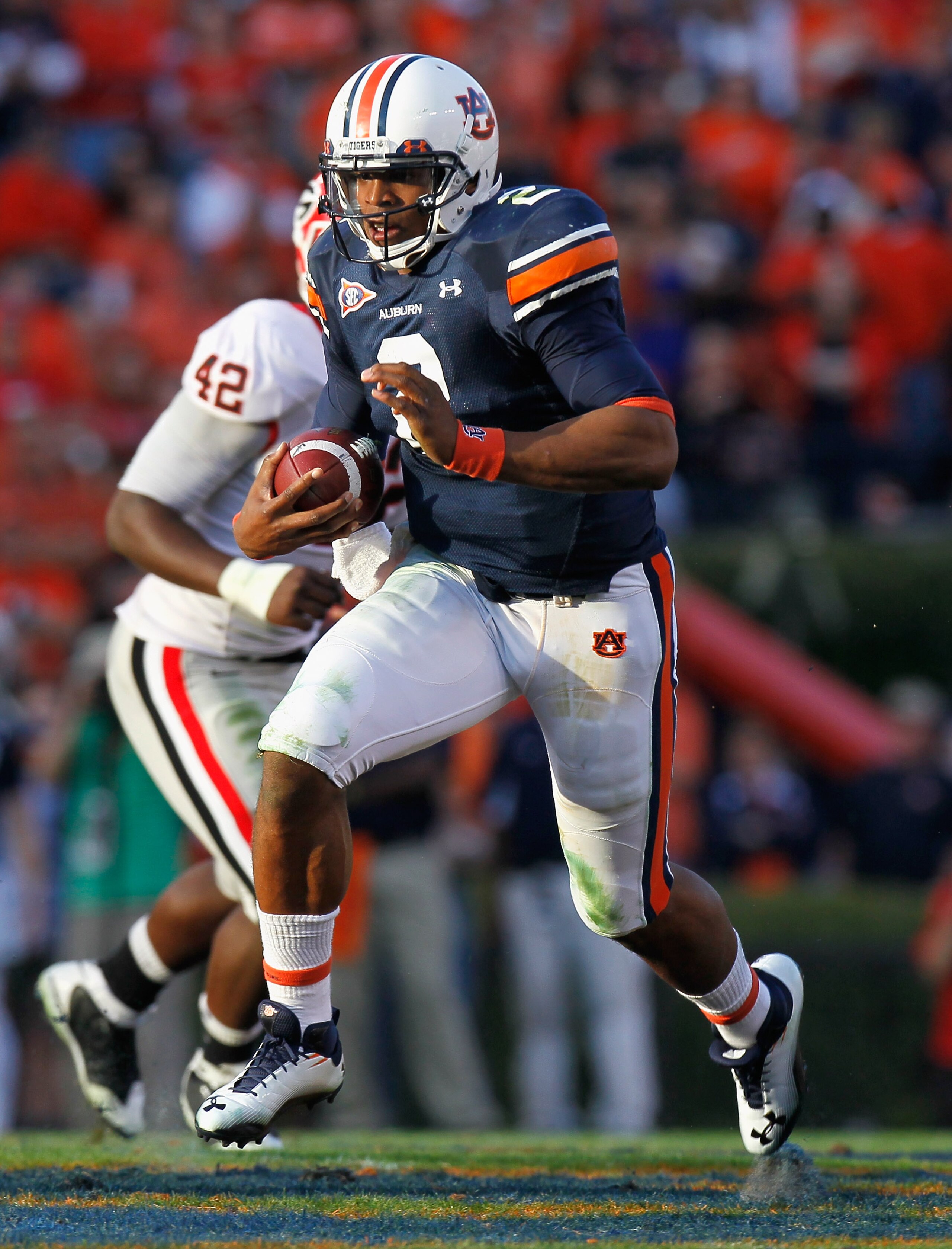 AUBURN, AL - NOVEMBER 13:  Quarterback Cameron Newton #2 of the Auburn Tigers rushes upfield against the Georgia Bulldogs at Jordan-Hare Stadium on November 13, 2010 in Auburn, Alabama.  (Photo by Kevin C. Cox/Getty Images)