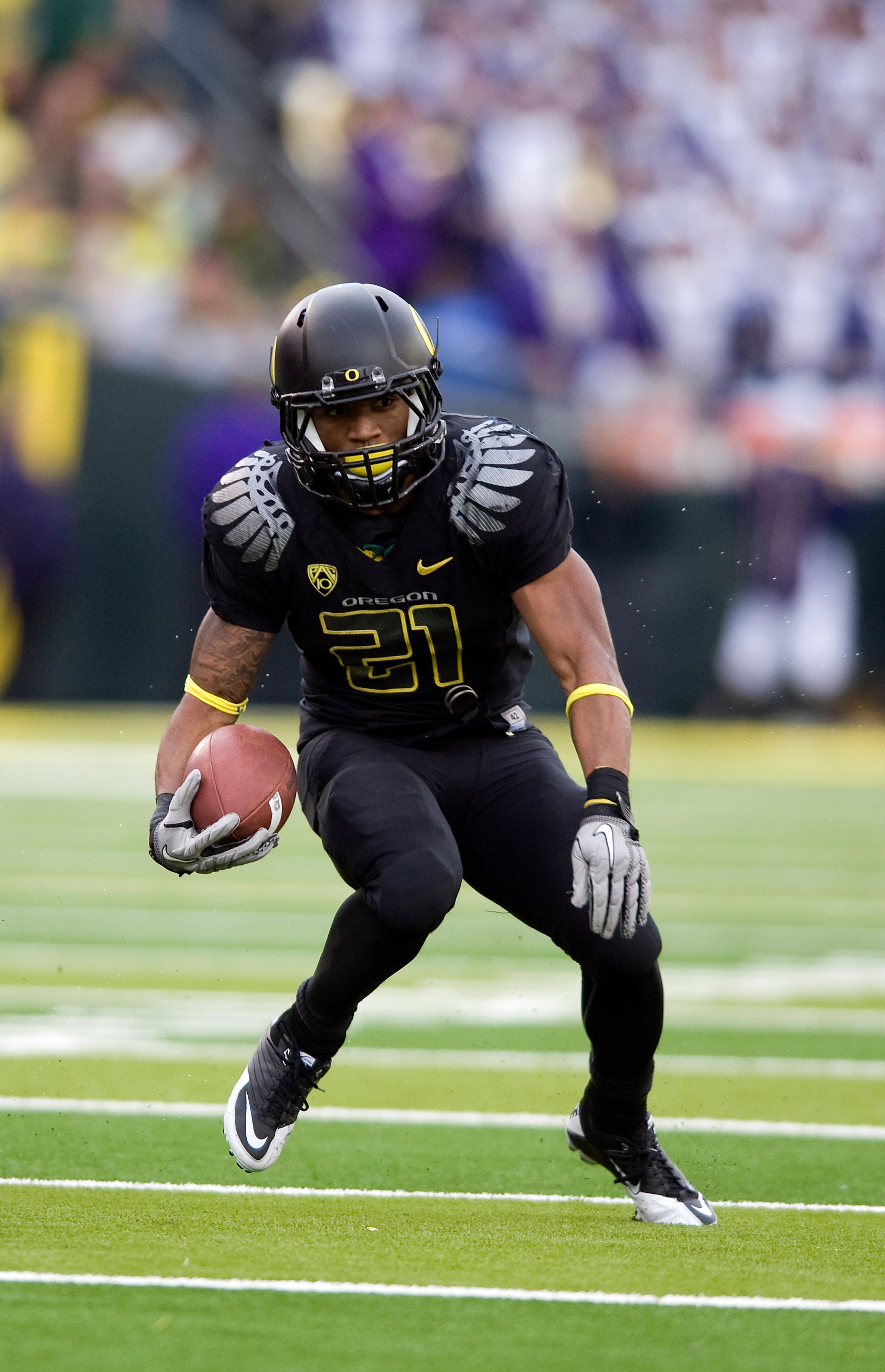 EUGENE, OR - NOVEMBER 06: Running back LaMichael James #21 of the Oregon Ducks runs with the ball in the third quarter of the game against the Washington Huskies at Autzen Stadium on November 6, 2010 in Eugene, Oregon. The Ducks won the game 53-16. (Photo