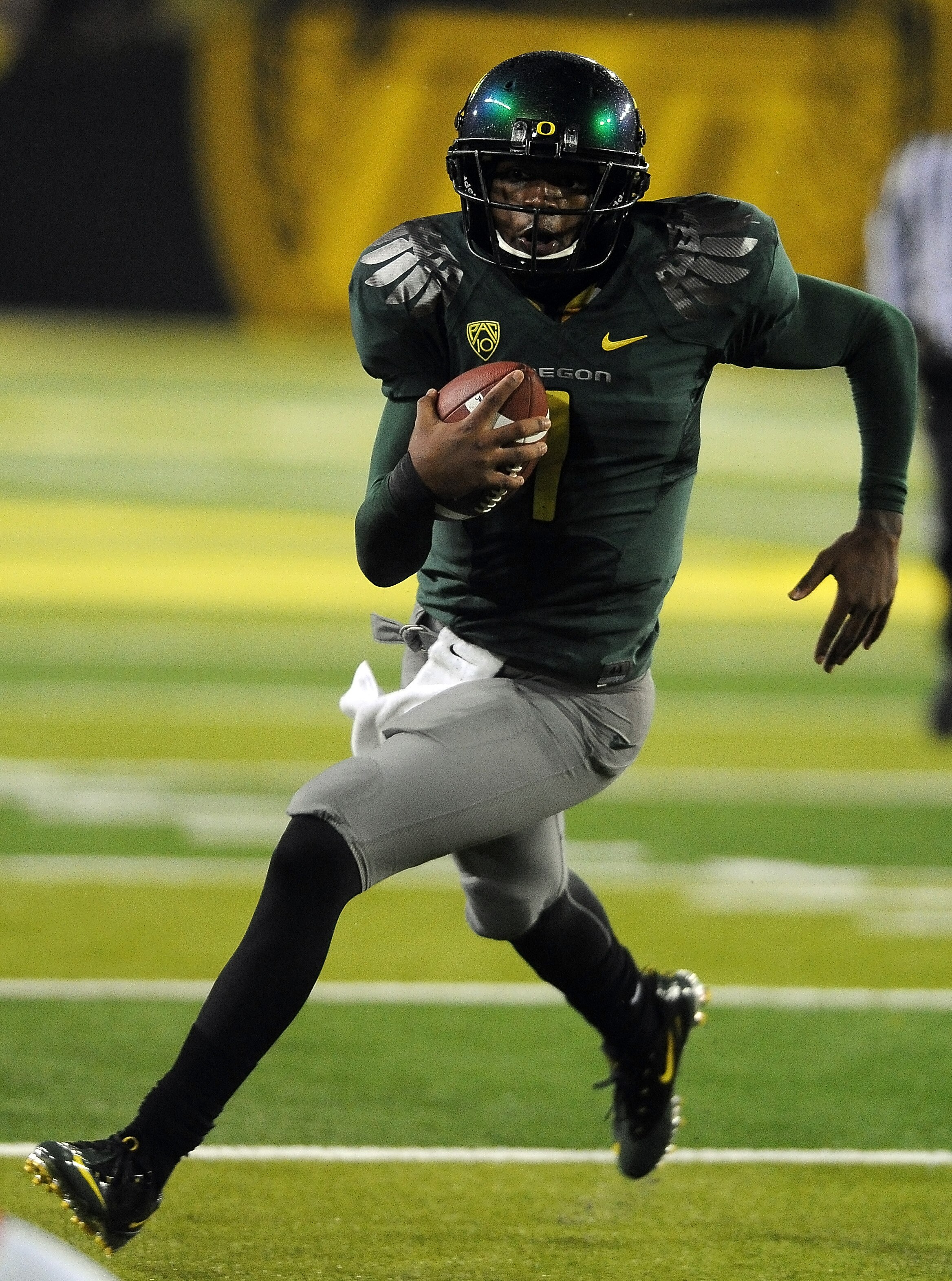 EUGENE, OR - NOVEMBER 26: Quarterback Darron Thomas #1 of the Oregon Ducks heads for the end zone and a touchdown in the third quarter of the game against the Arizona Wildcats at Autzen Stadium on November 26, 2010 in Eugene, Oregon.The Ducks won the game