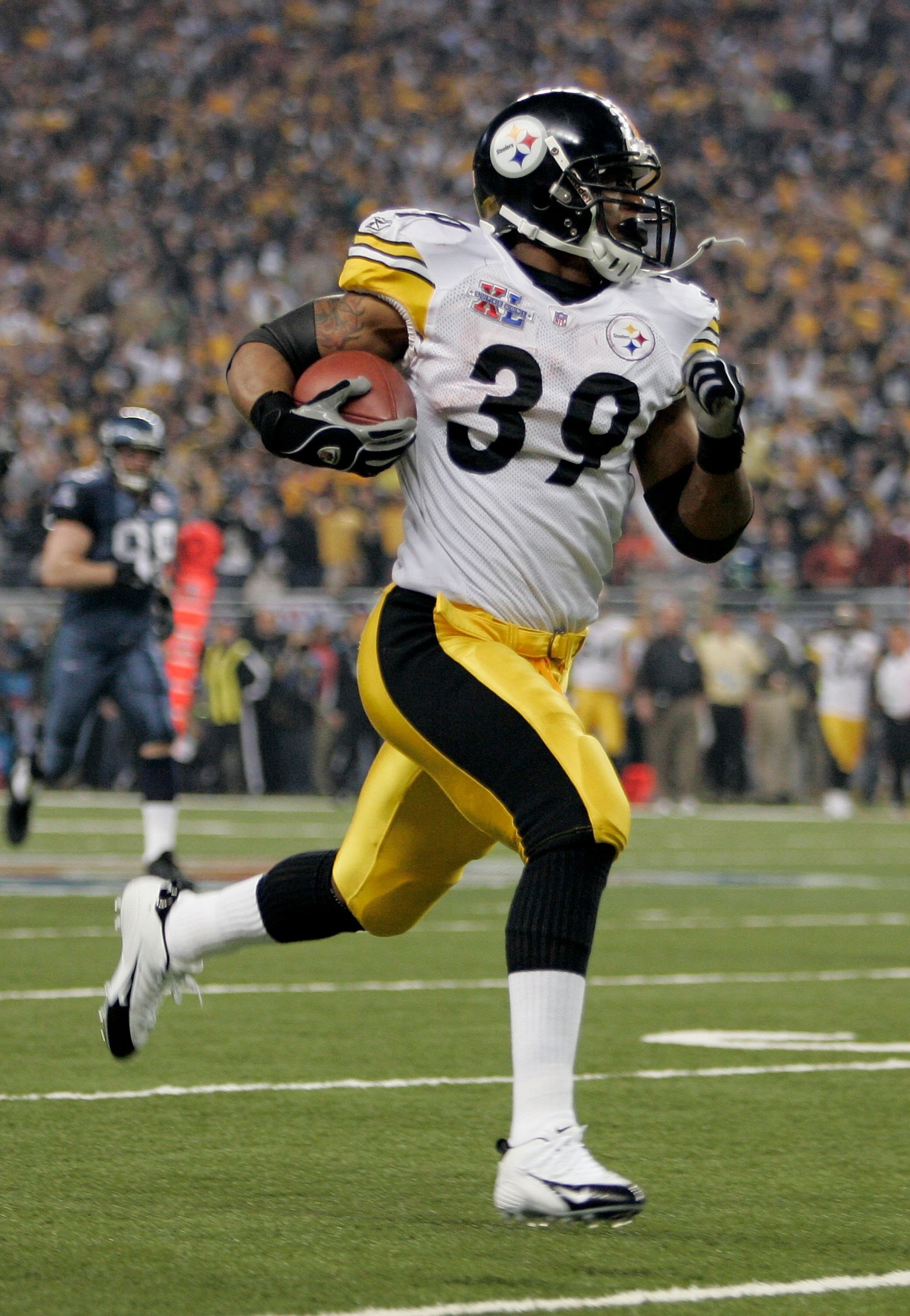 DETROIT - FEBRUARY 05:  Willie Parker #39 of the Pittsburgh Steelers, runs for a Super Bowl record 75-yard touchdown in the tird quarter against the Seattle Seahawks in Super Bowl XL at Ford Field on February 5, 2006 in Detroit, Michigan.  (Photo by Brian