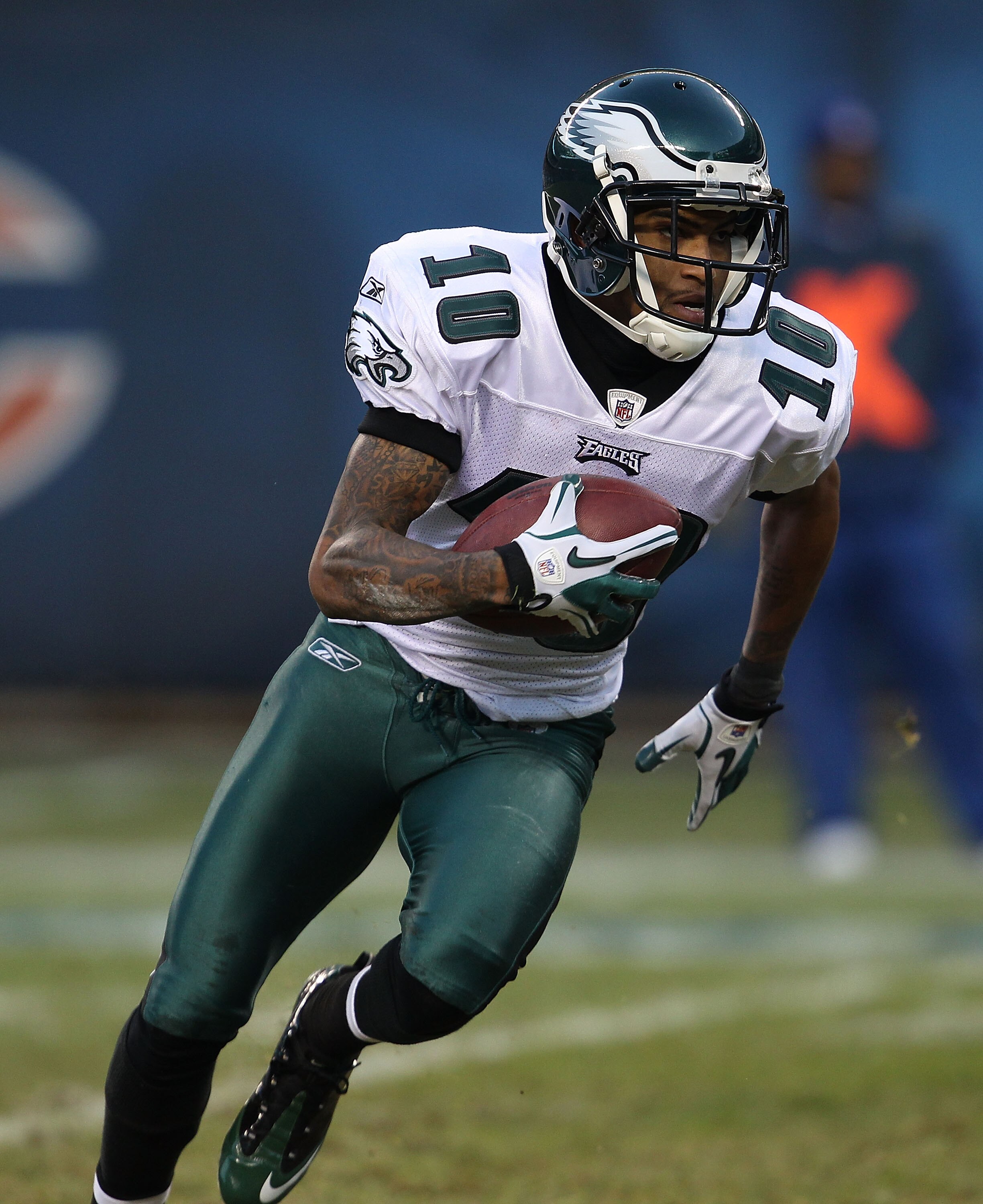 CHICAGO - NOVEMBER 28: DeSean Jackson #10 of the Philadelphia Eagles returns a kick against the Chicago Bears at Soldier Field on November 28, 2010 in Chicago, Illinois. The Bears defeated the Eagles 31-26. (Photo by Jonathan Daniel/Getty Images)