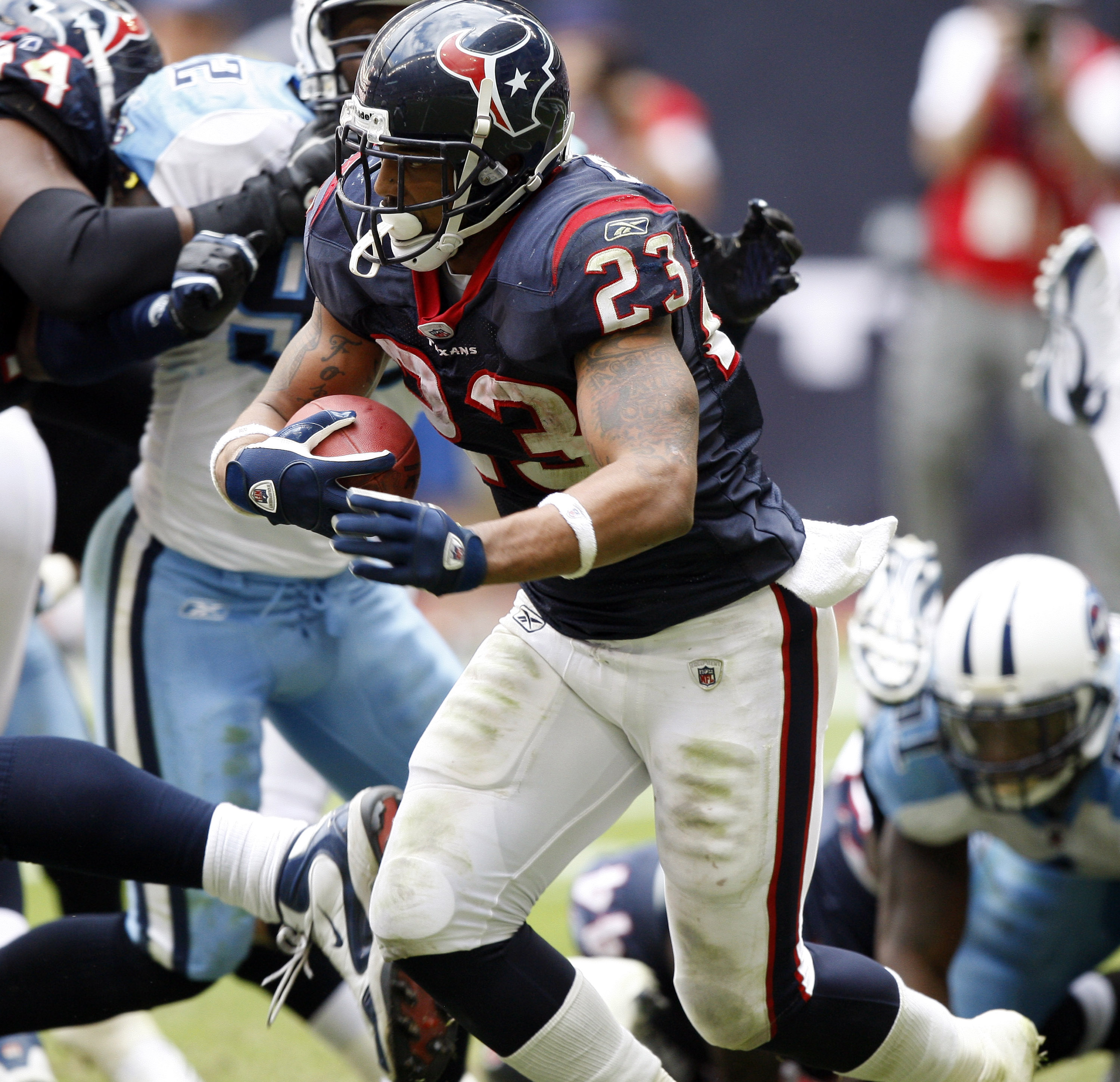 HOUSTON - NOVEMBER 28:  Running back Arian Foster #23 rushes against the Tennessee Titans at Reliant Stadium on November 28, 2010 in Houston, Texas.  (Photo by Bob Levey/Getty Images)