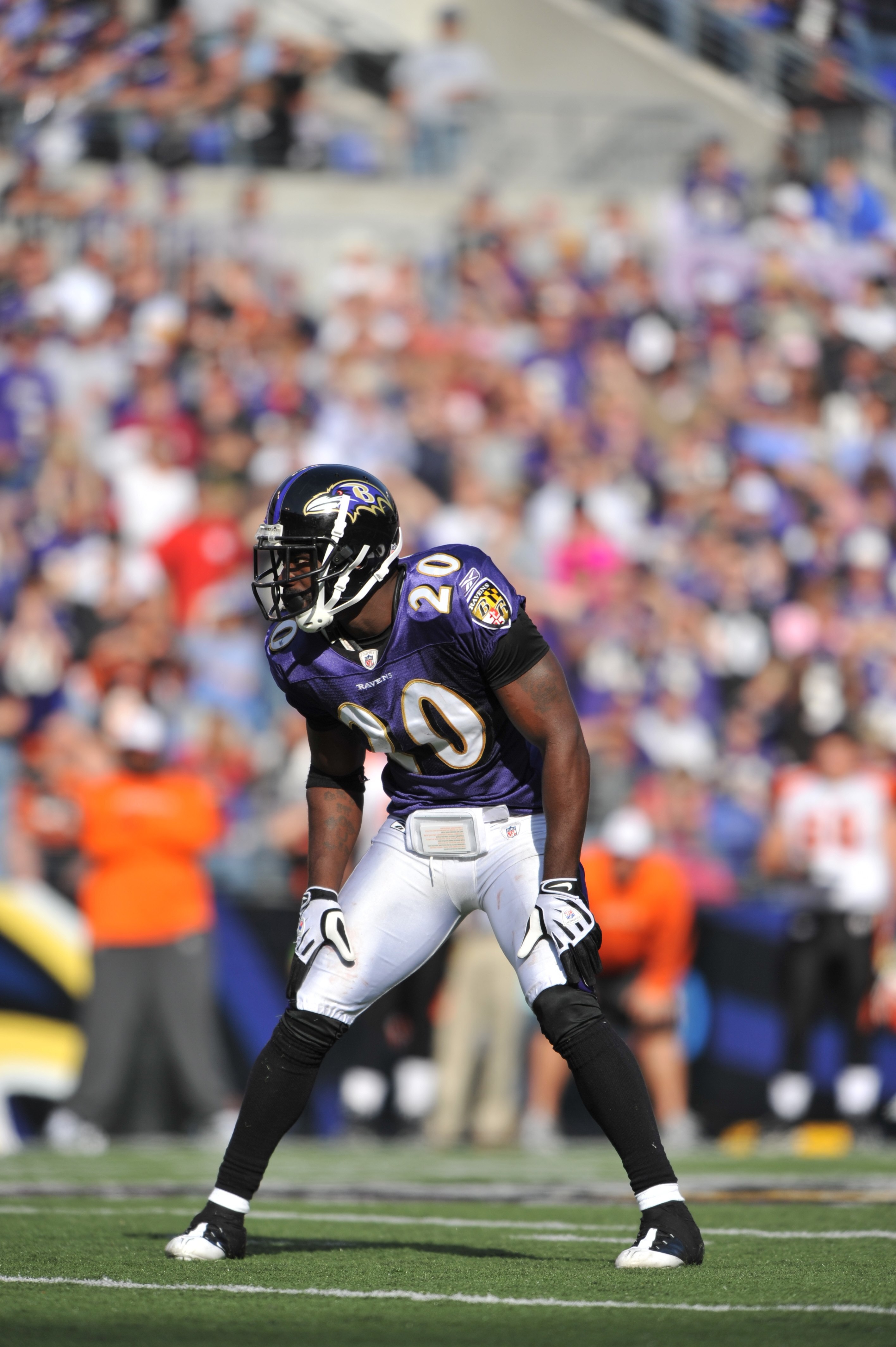 BALTIMORE - OCTOBER 11:  Ed Reed #20 of the Baltimore Ravens defends against the Cincinnati Bengals at M&T Bank Stadium on October 11, 2009 in Baltimore, Maryland. The Bengals defeated the Ravens 17-14. (Photo by Larry French/Getty Images)