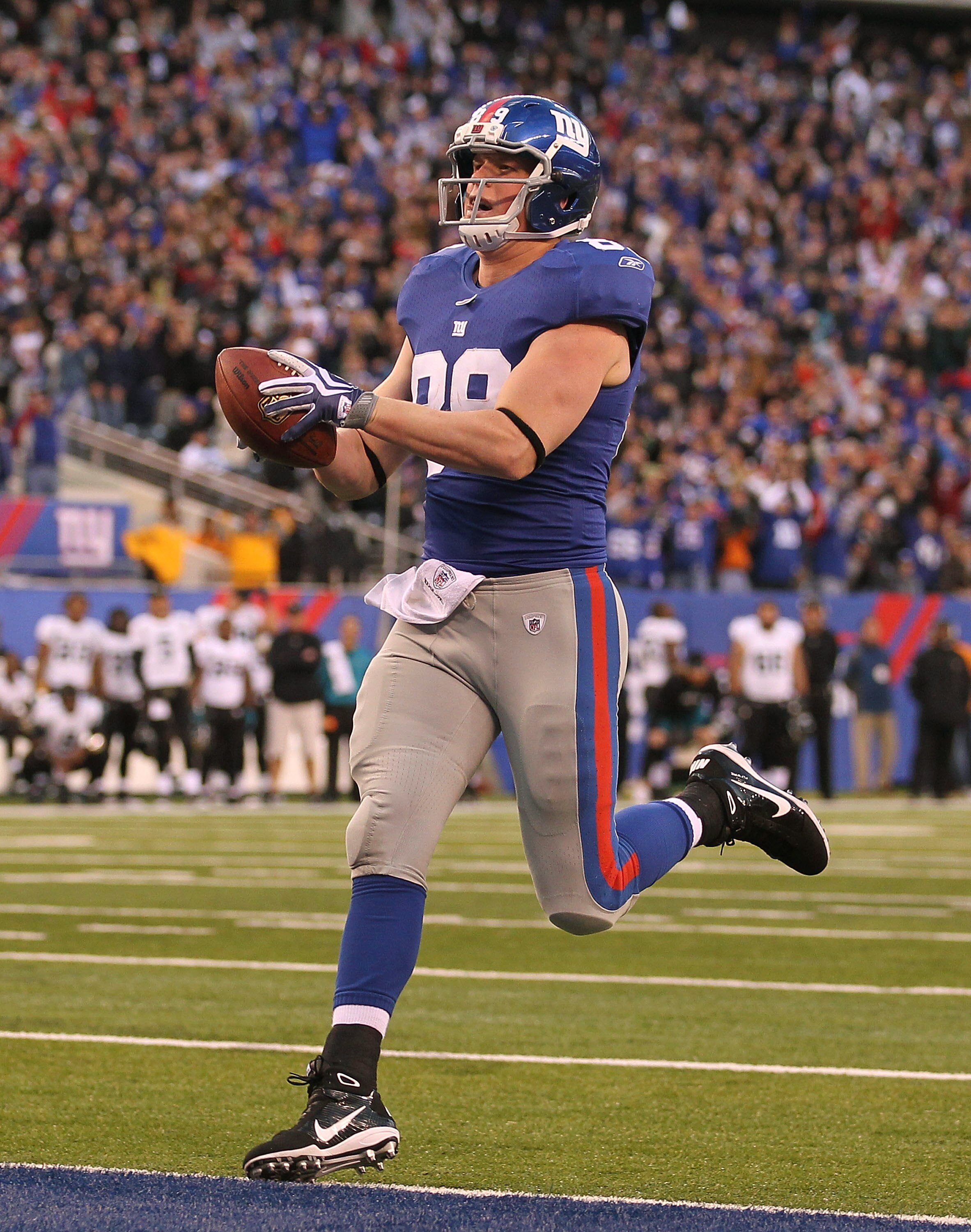EAST RUTHERFORD, NJ - NOVEMBER 28:  Kevin Boss #89 of the New York Giants scores the game winning touchdown against the Jacksonville Jaguars putting the Giants ahead 24-20  during the fourth Quarter of their game on November 28, 2010 at The New Meadowland